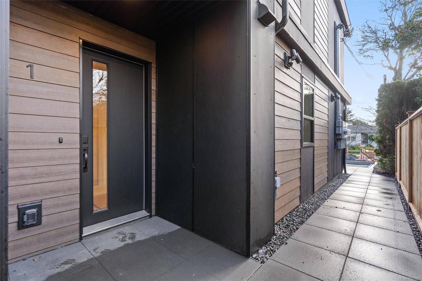 588 Whiteside St # 3