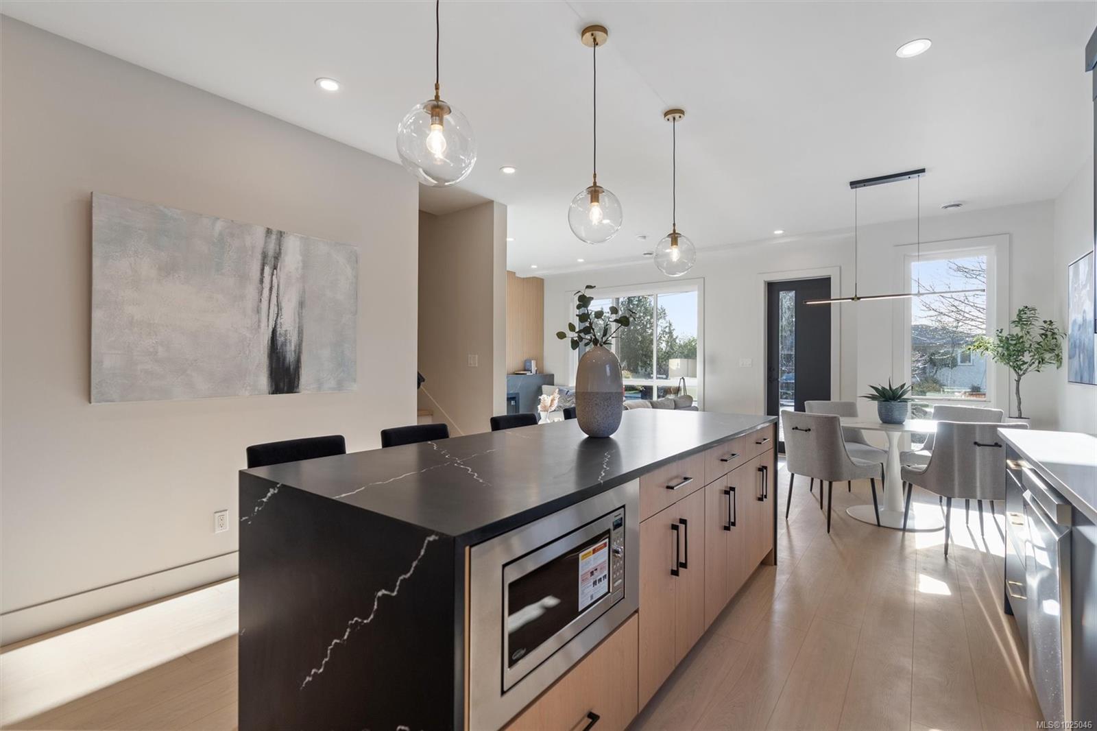 588 Whiteside St # 3