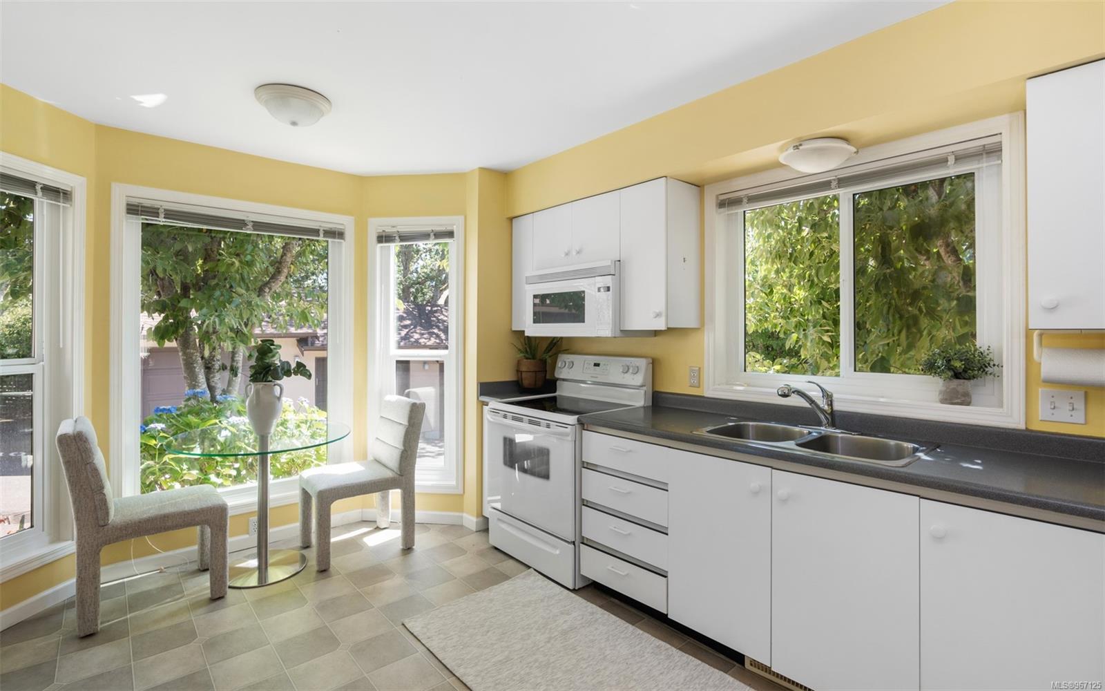 4540 West Saanich Rd Unit: 11