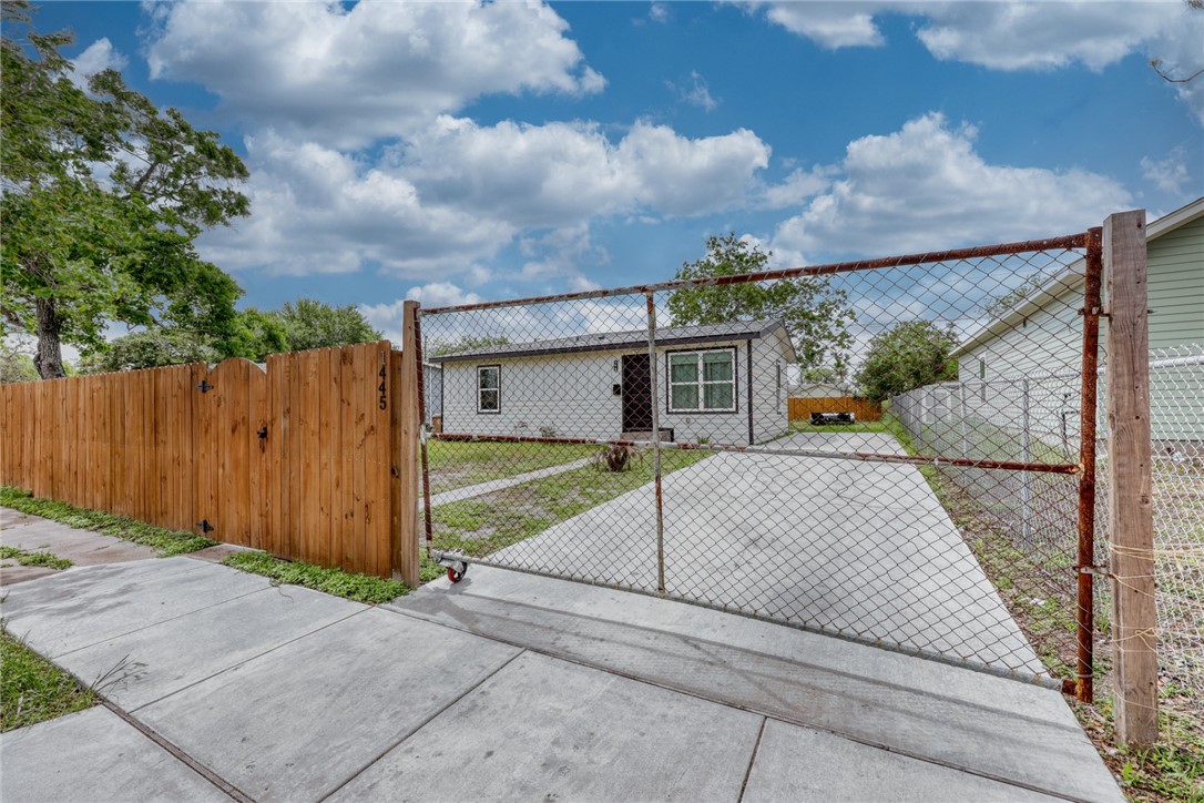 1445 Buenos Aires St