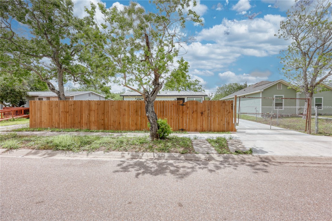 1445 Buenos Aires St