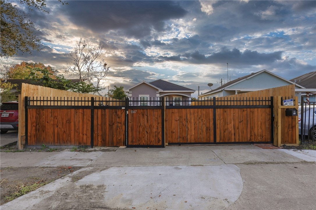 1147 Lolita St