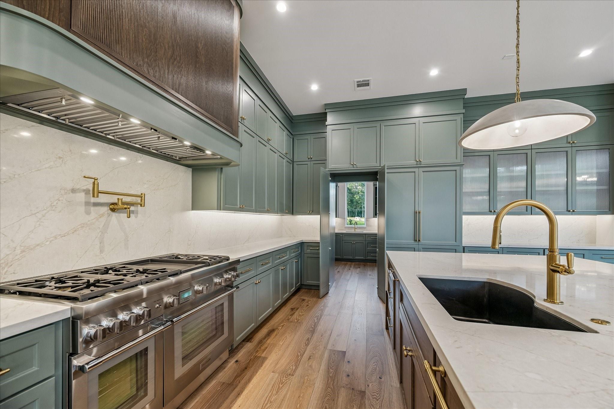 6905 Hollyleaf Court