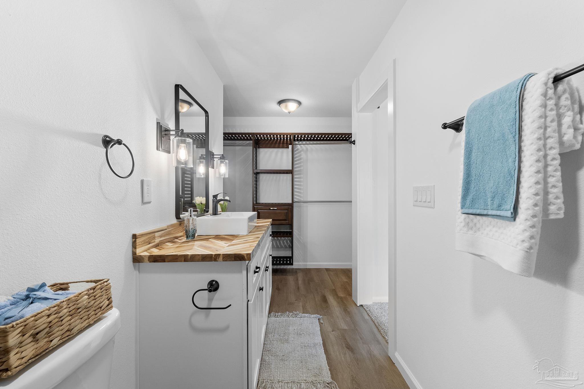 5906 Aurora Ave