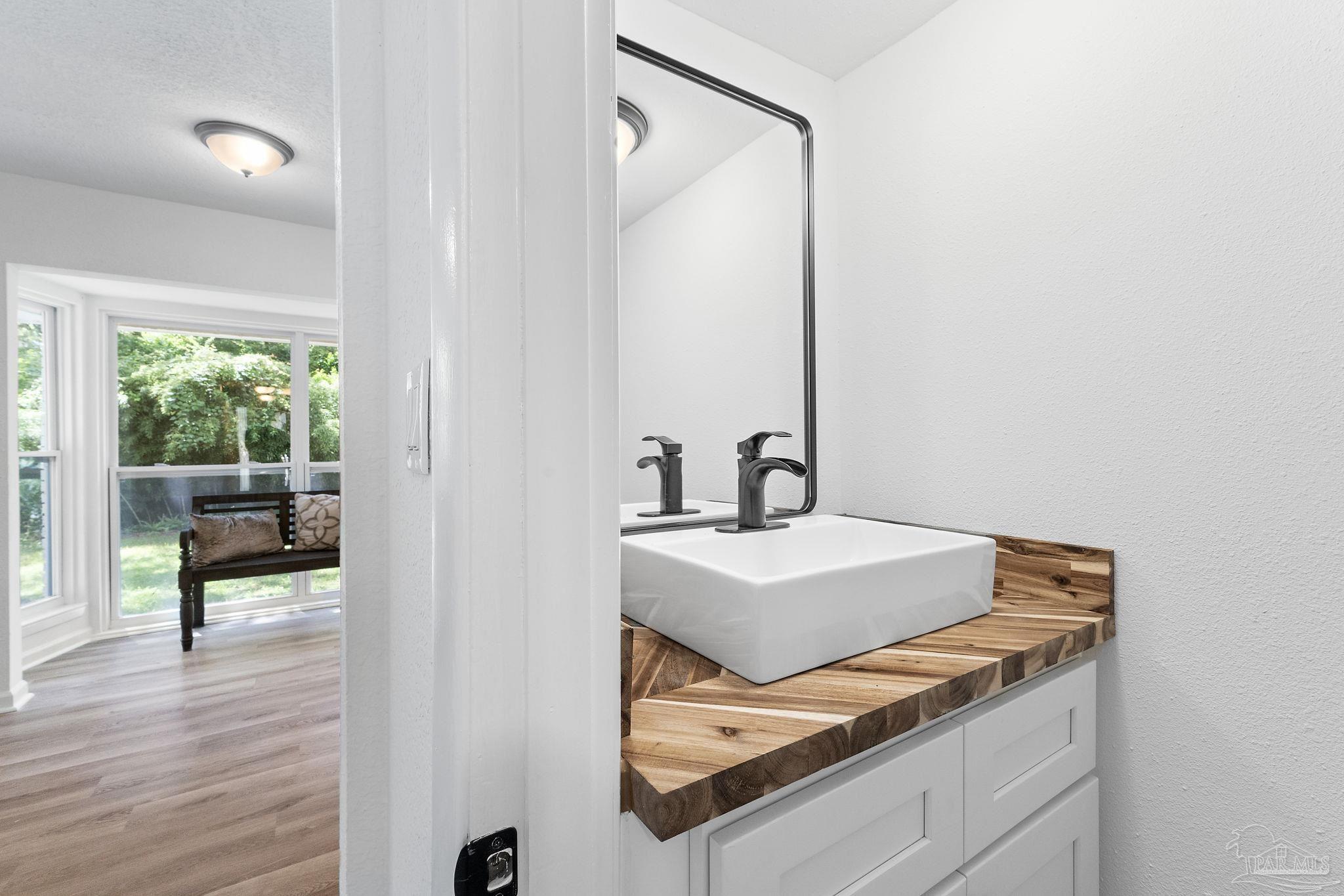 5906 Aurora Ave