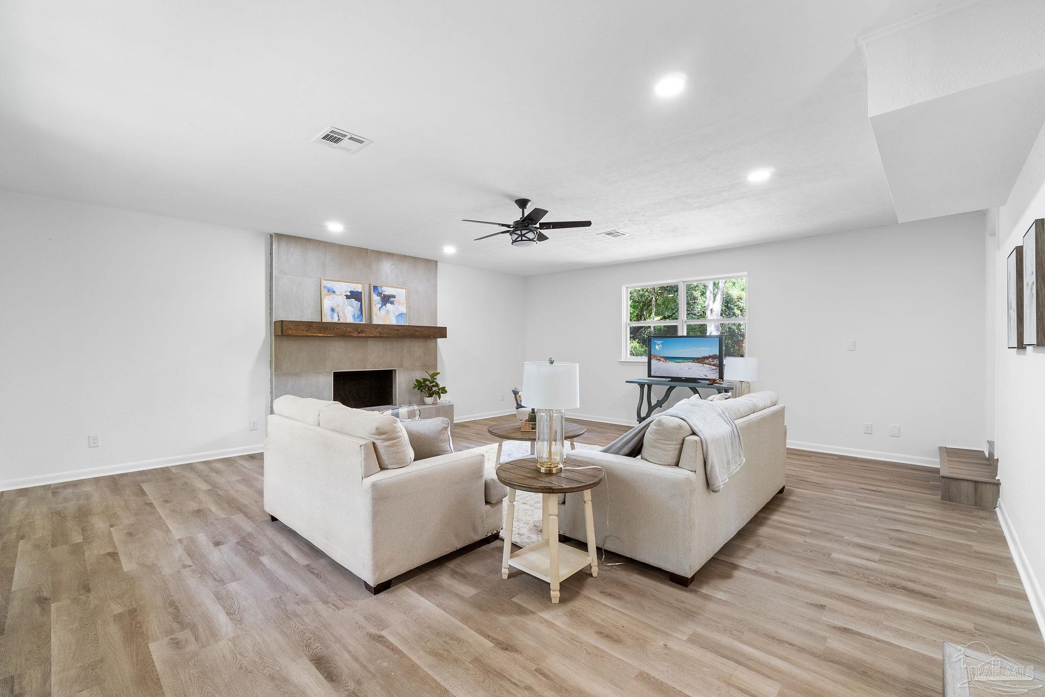 5906 Aurora Ave