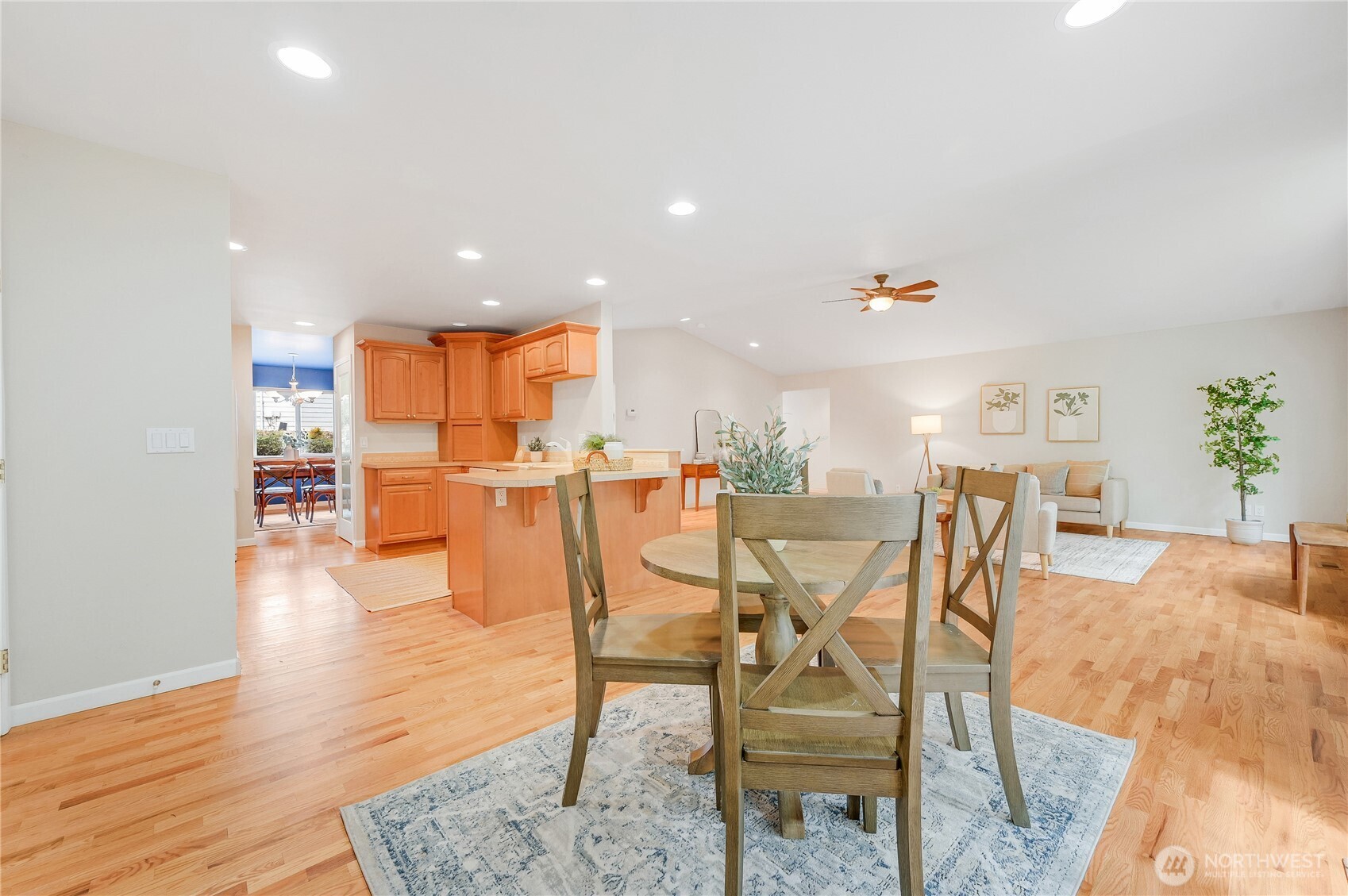 3912 Holcomb