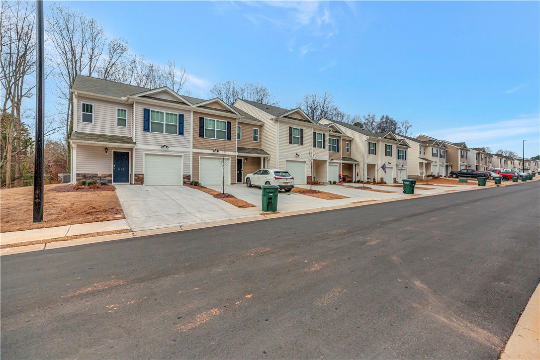 606 Oakmont Valley Trail
