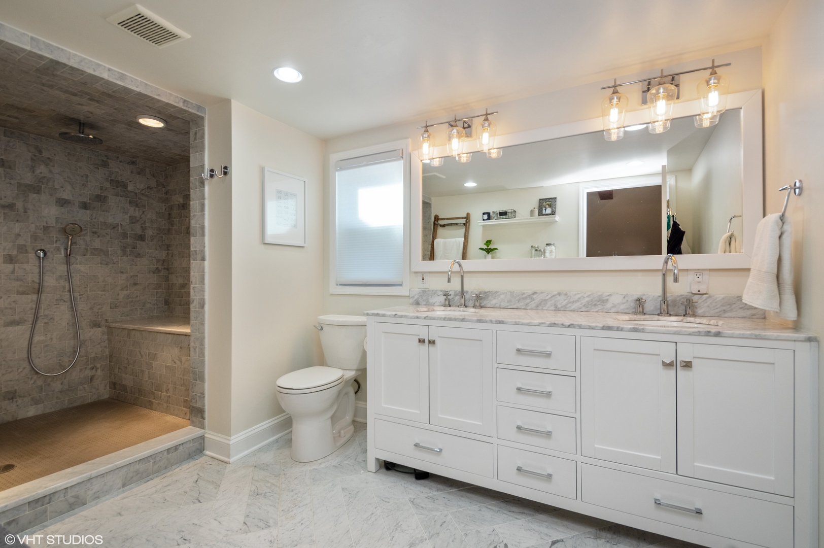 2827 N Whipple Street