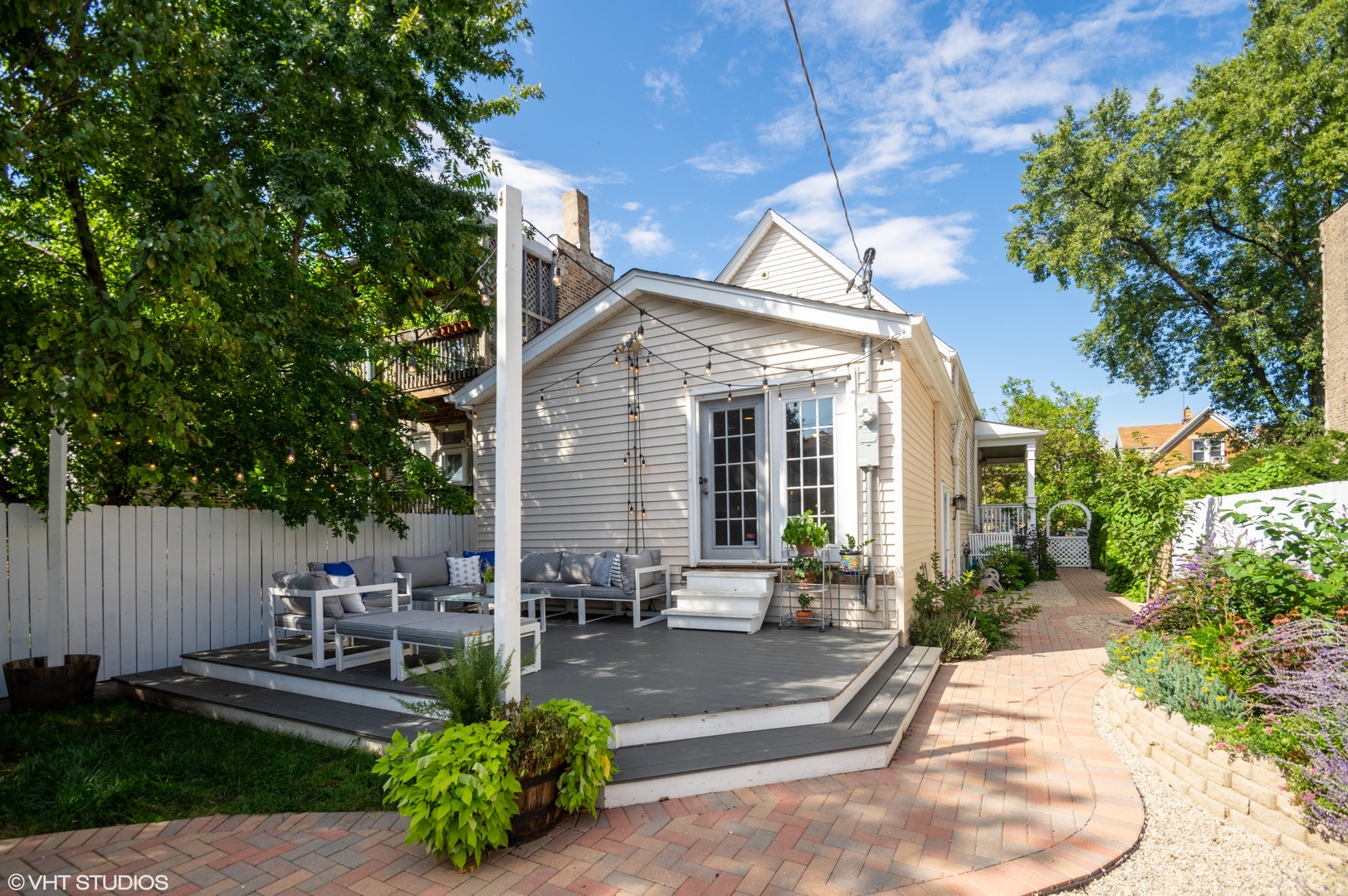 2827 N Whipple Street