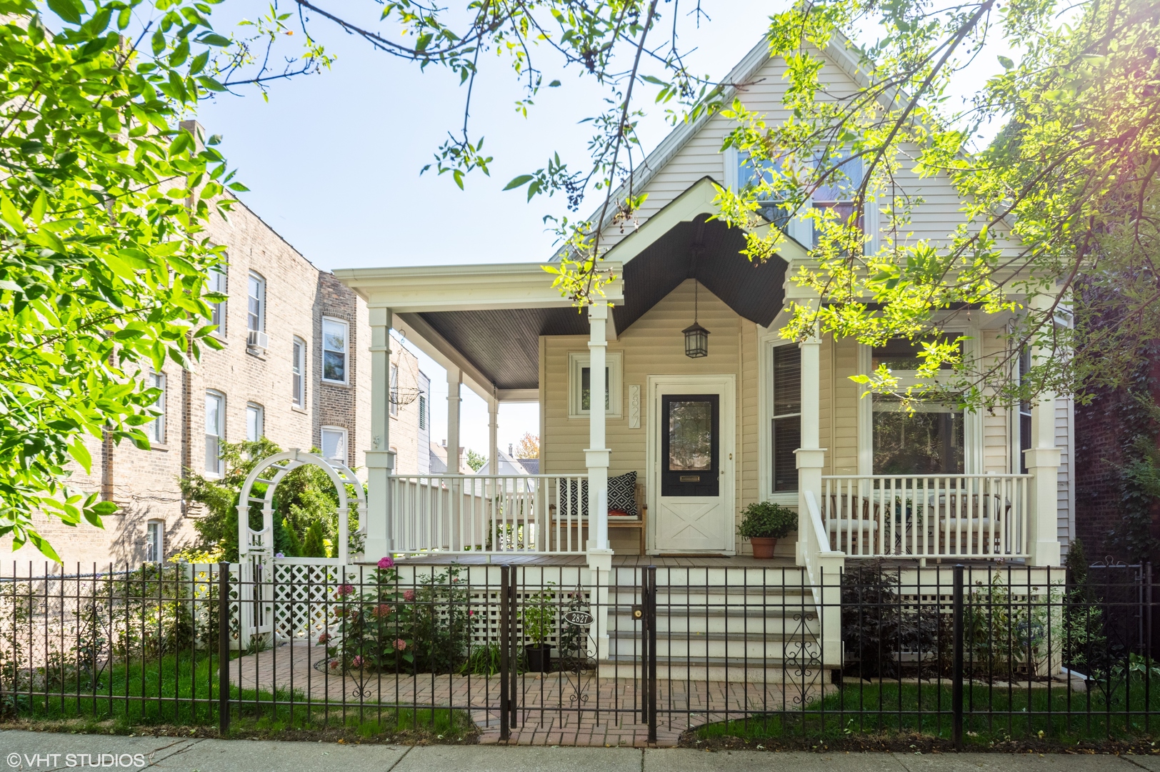 2827 N Whipple Street