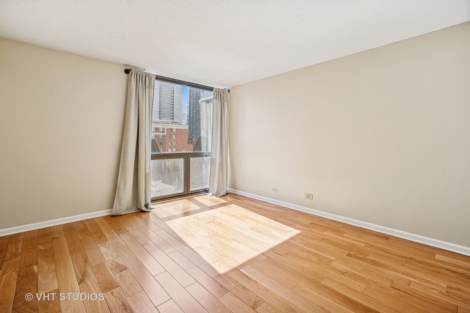70 W Huron Street Unit: 606
