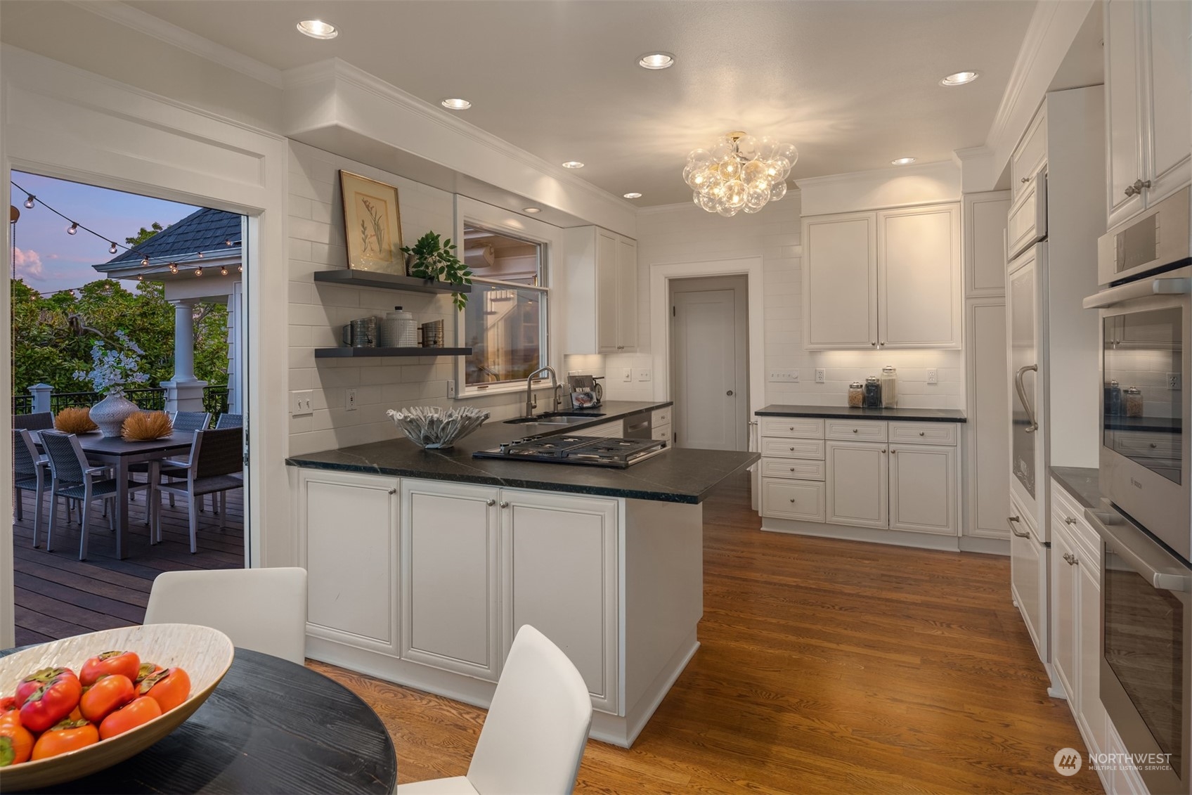 525 W Kinnear Place