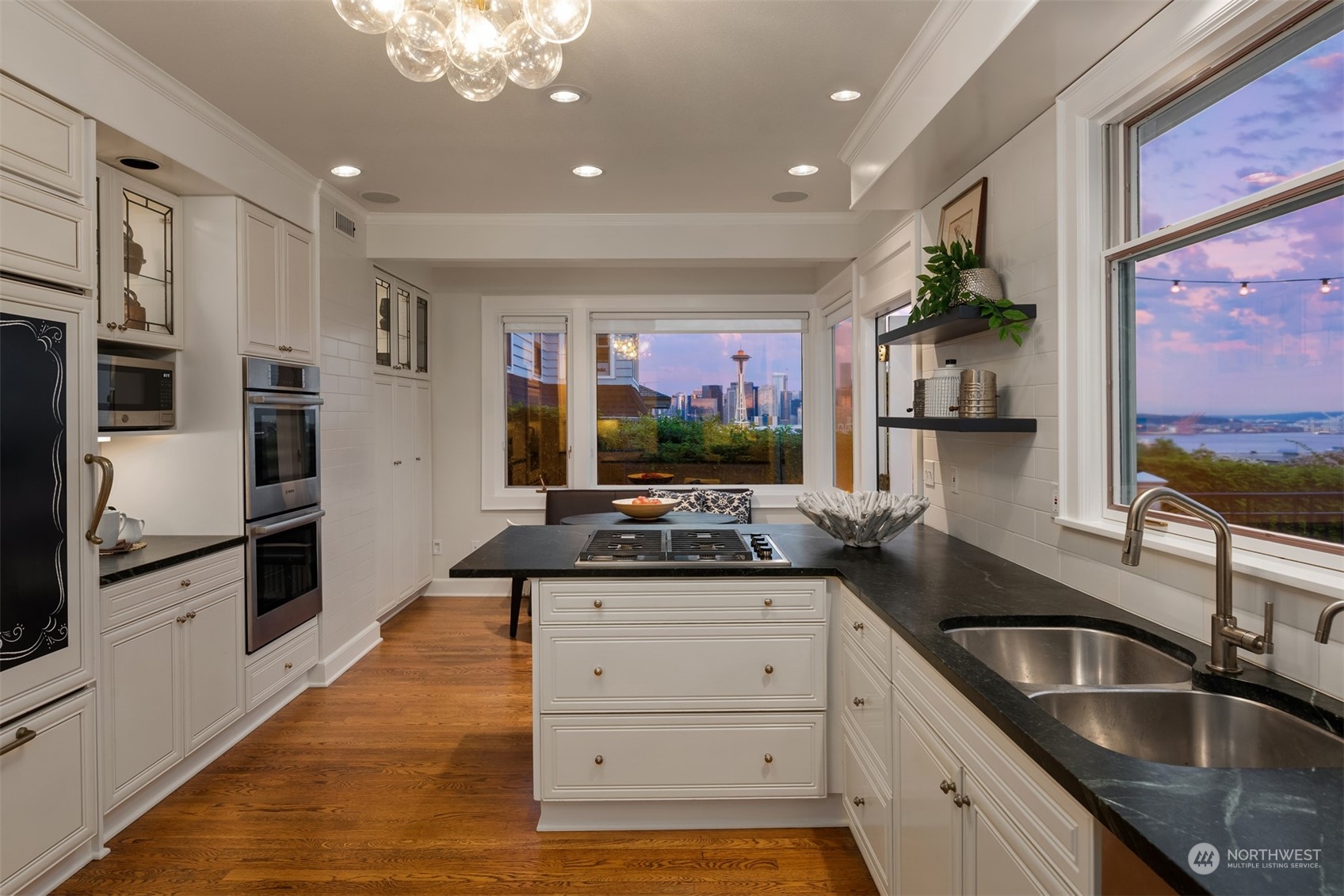 525 W Kinnear Place