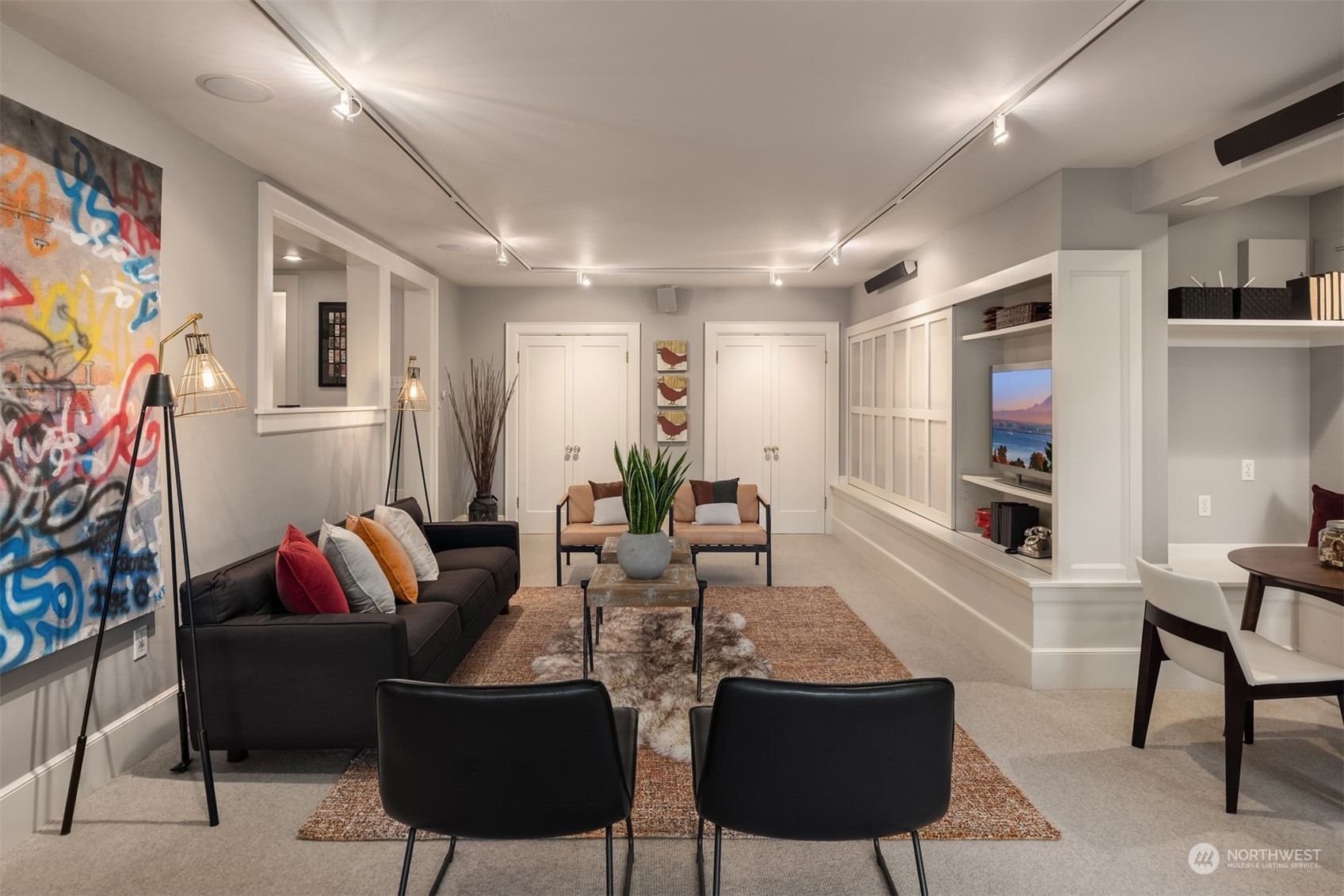 525 W Kinnear Place