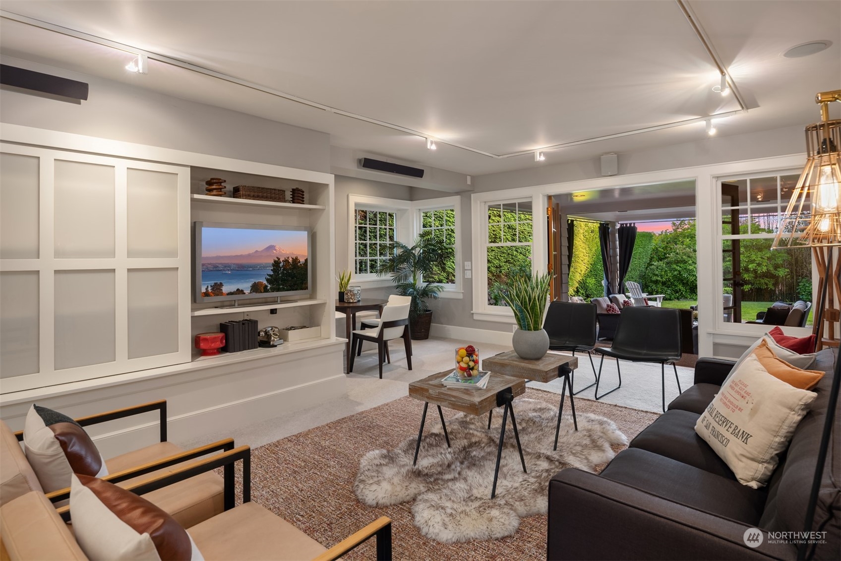 525 W Kinnear Place
