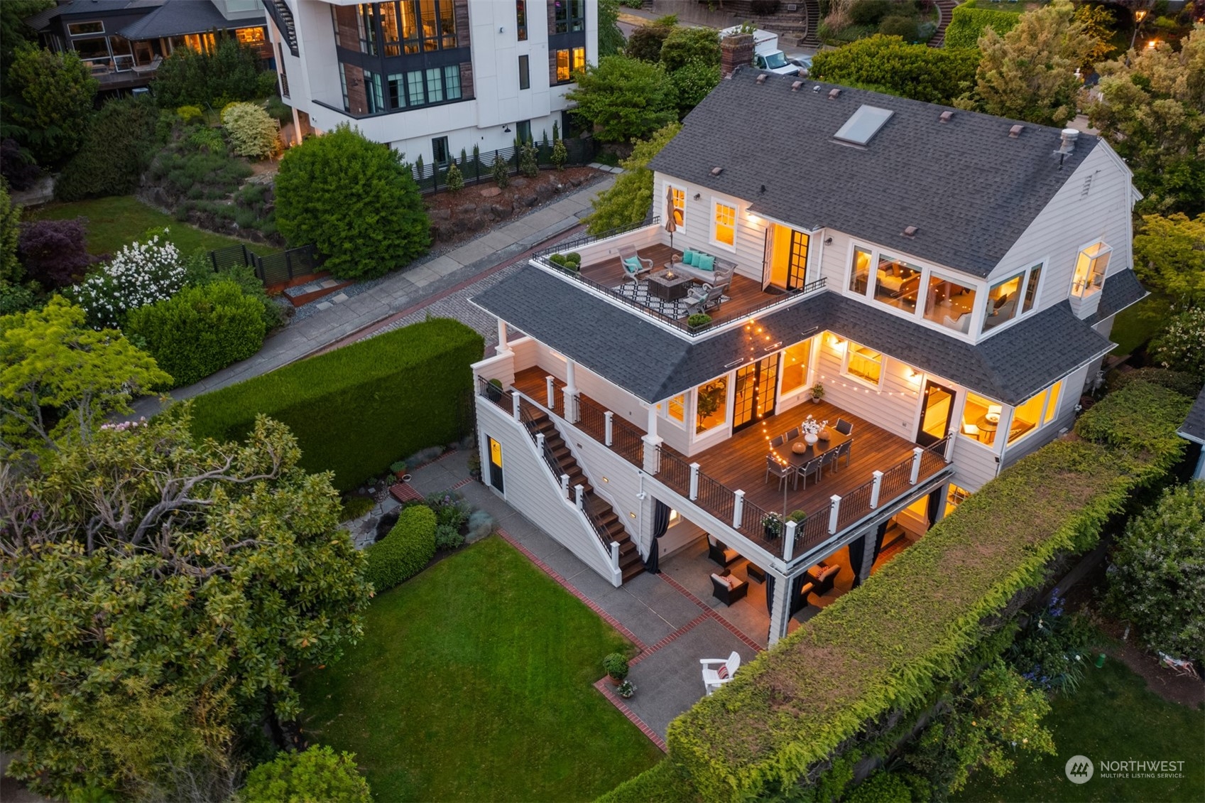 525 W Kinnear Place