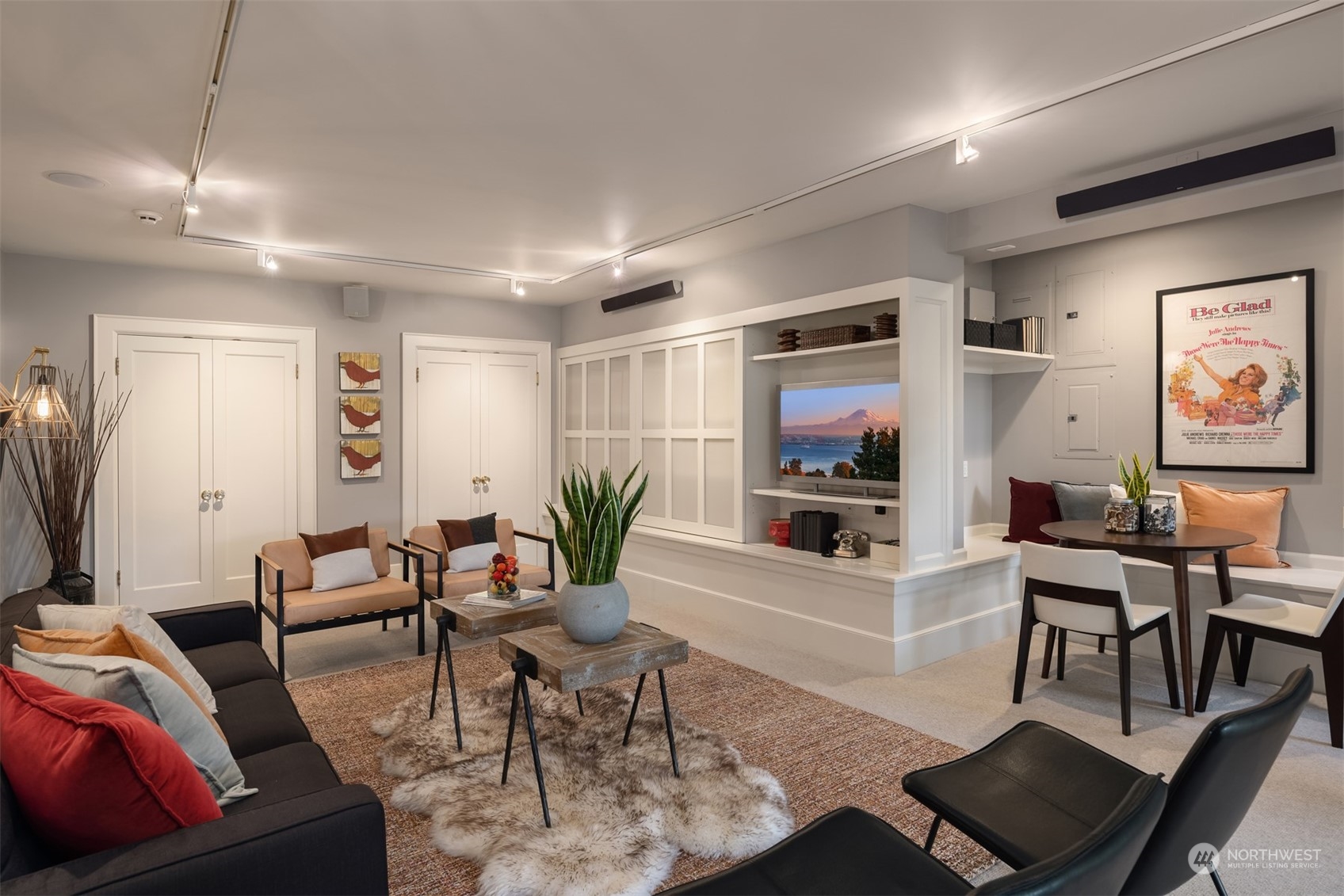 525 W Kinnear Place