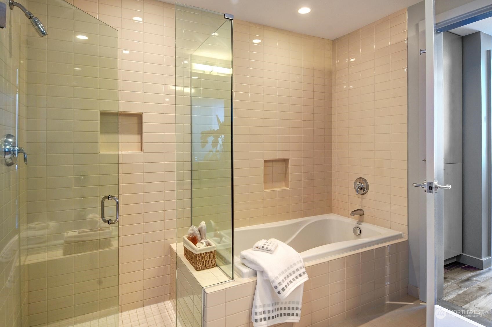 909 5th Avenue Unit: 1903