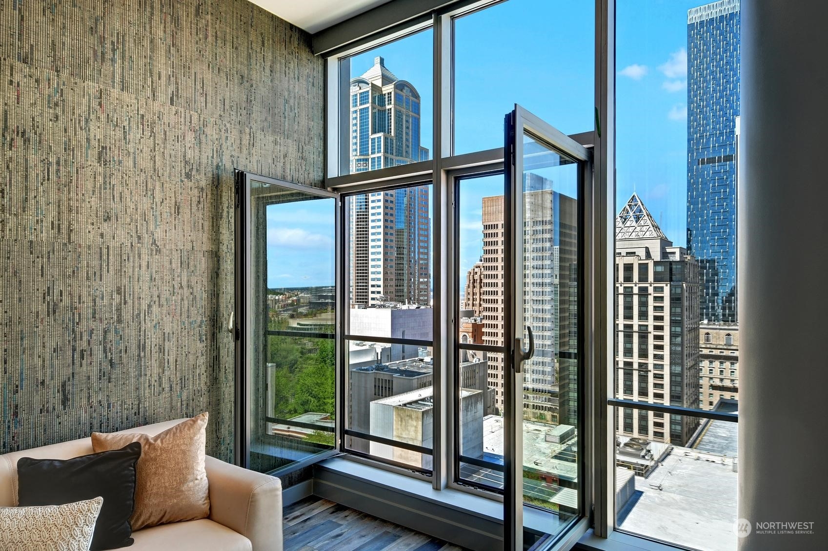 909 5th Avenue Unit: 1903