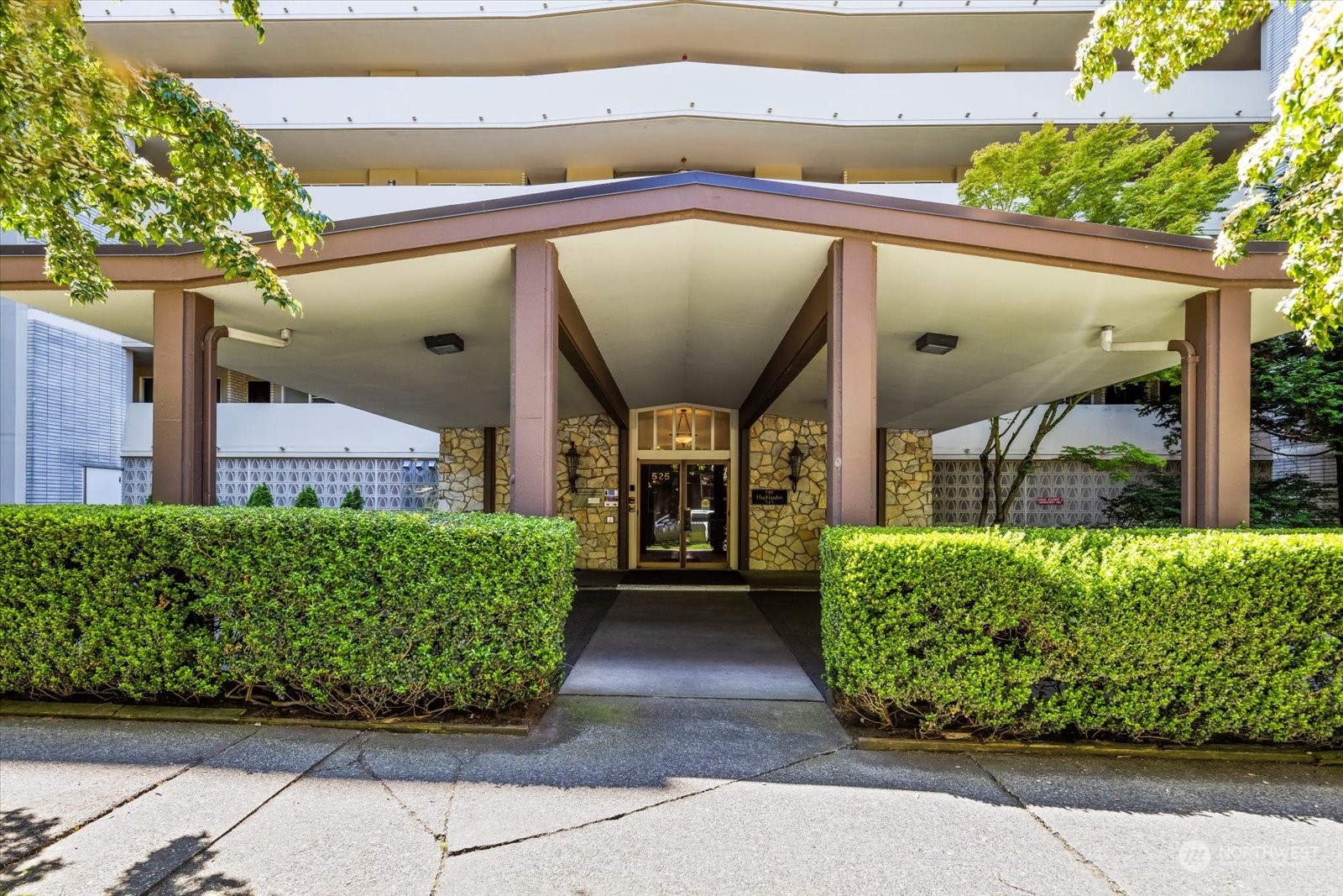 525 Belmont Avenue E Unit: 2B