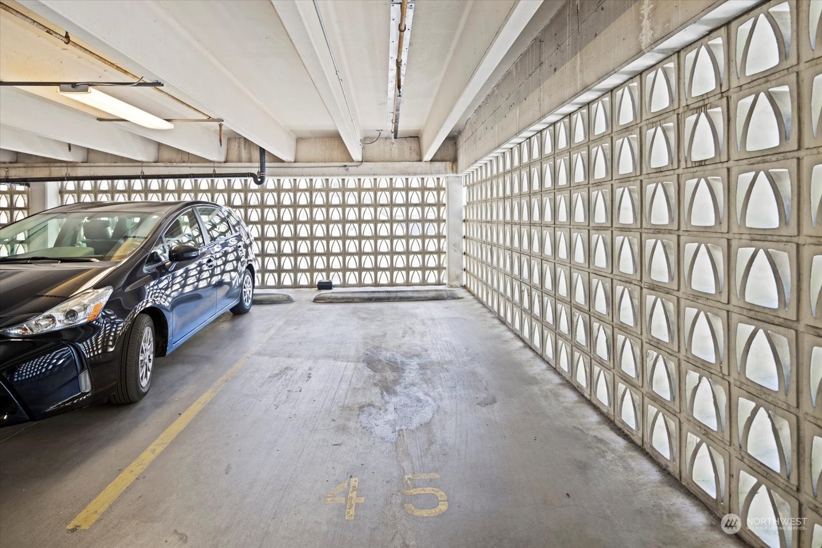 525 Belmont Avenue E Unit: 2B