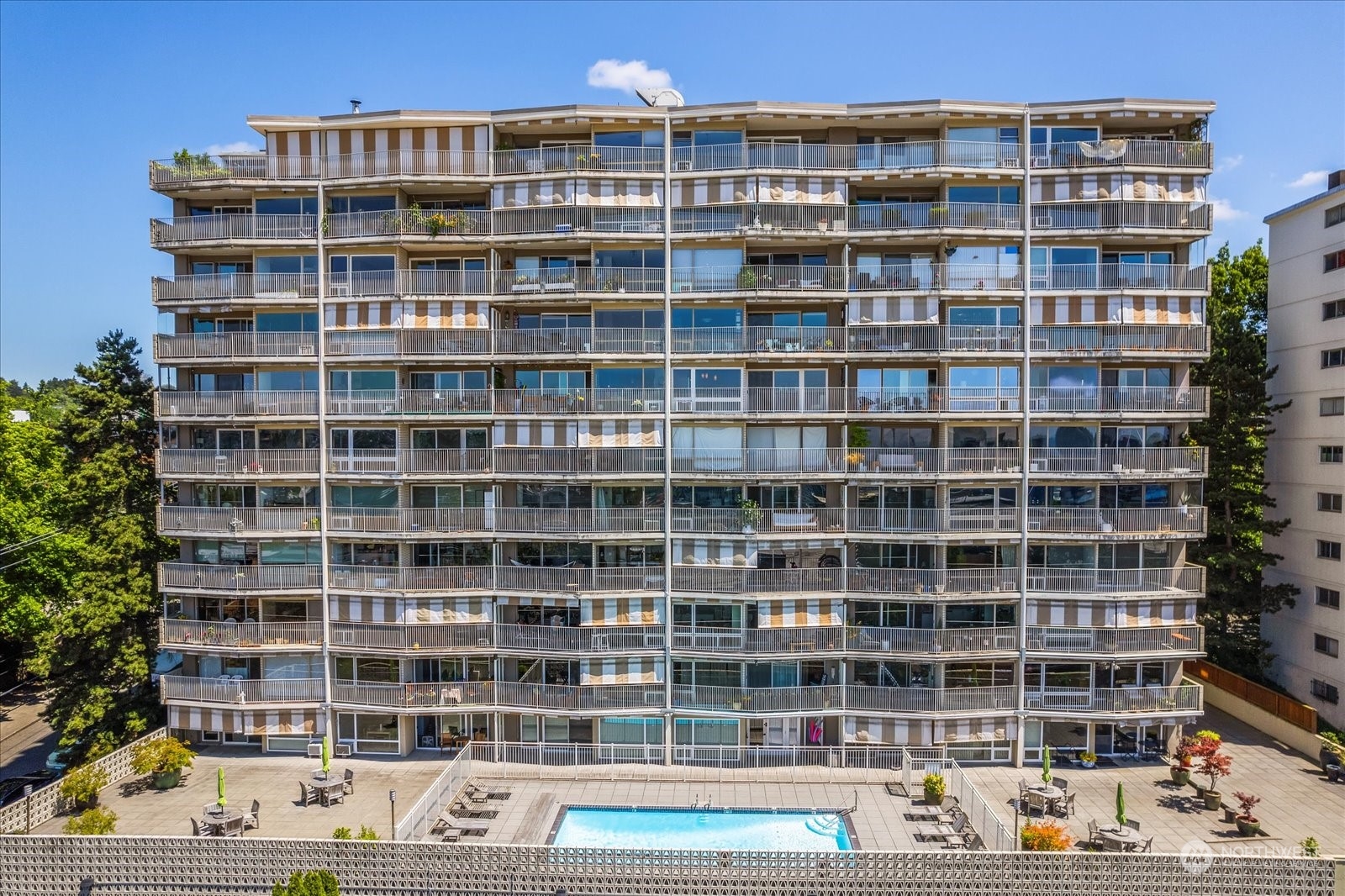 525 Belmont Avenue E Unit: 2B