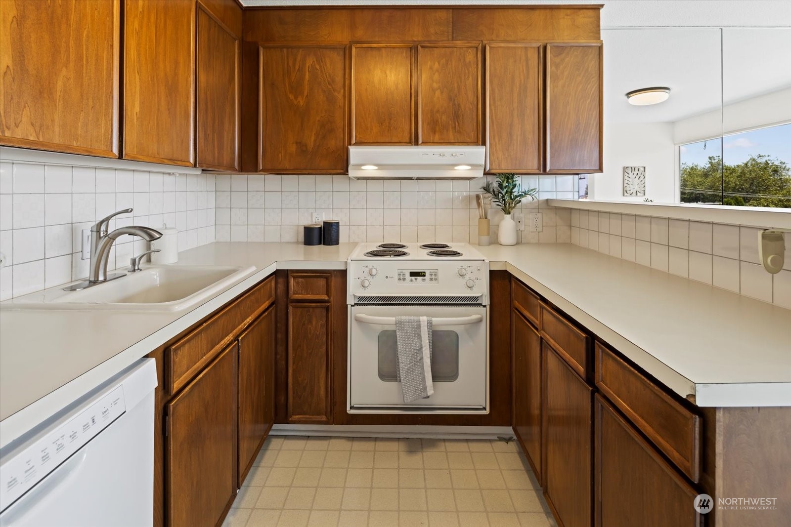 525 Belmont Avenue E Unit: 2B