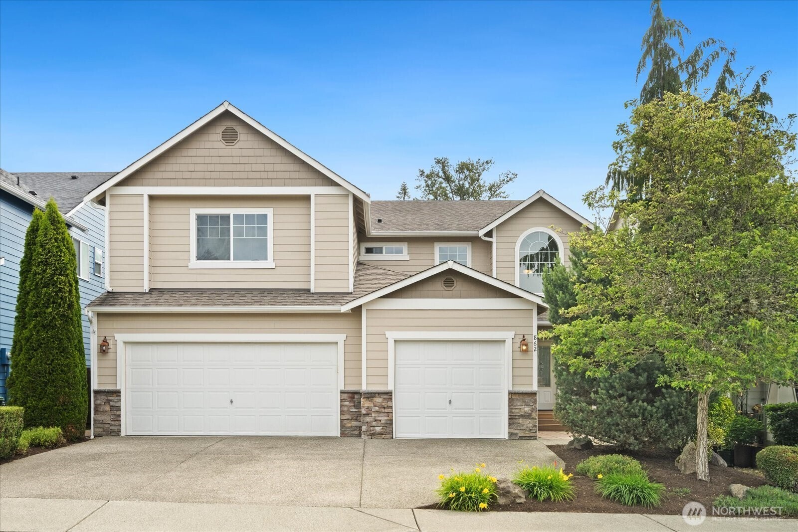 862 Ilwaco Place NE