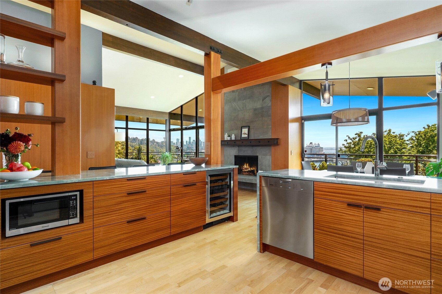 2325 W Plymouth Street