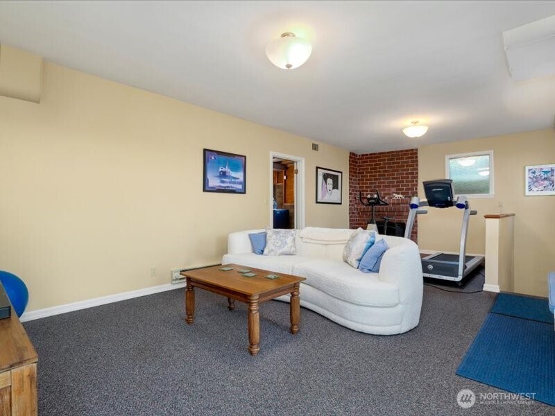2228 Eastmont Way W