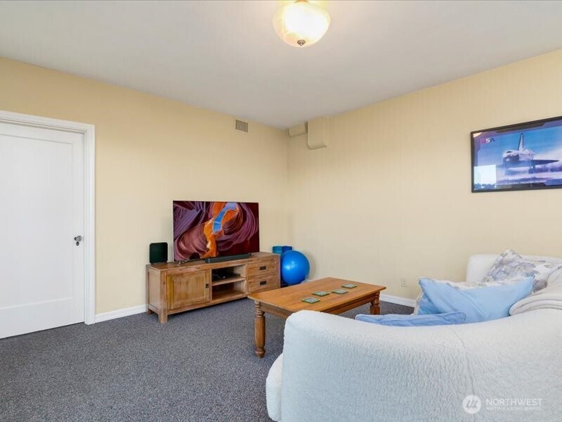 2228 Eastmont Way W
