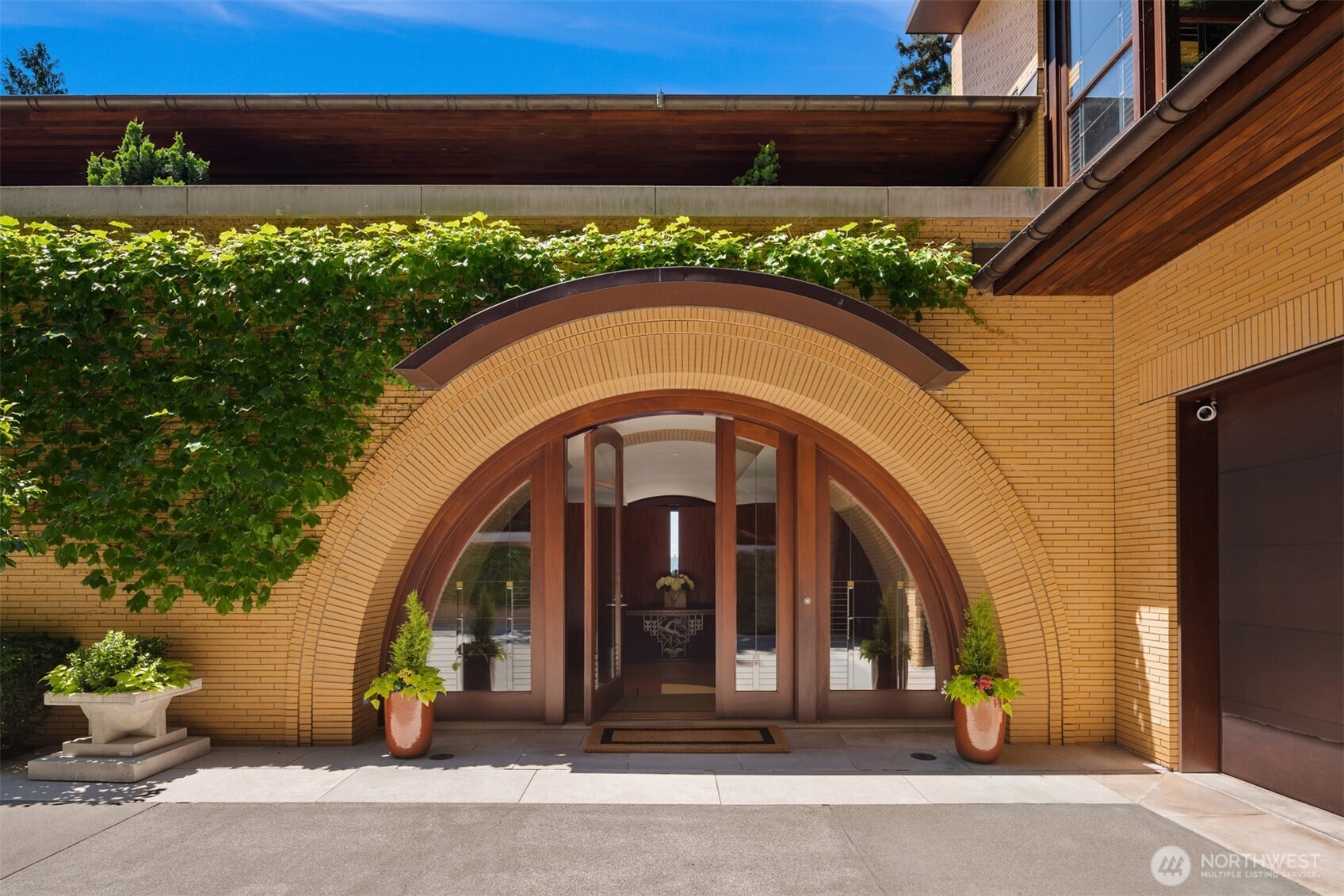 415 Shoreland Drive SE