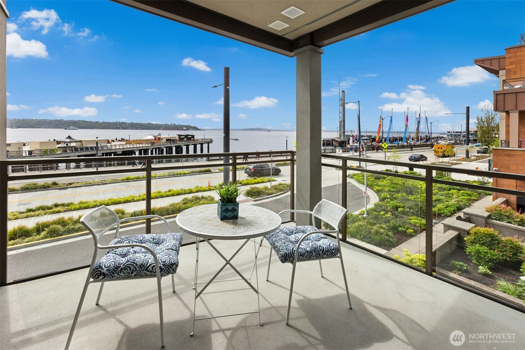 1900 Alaskan Way Unit: 216