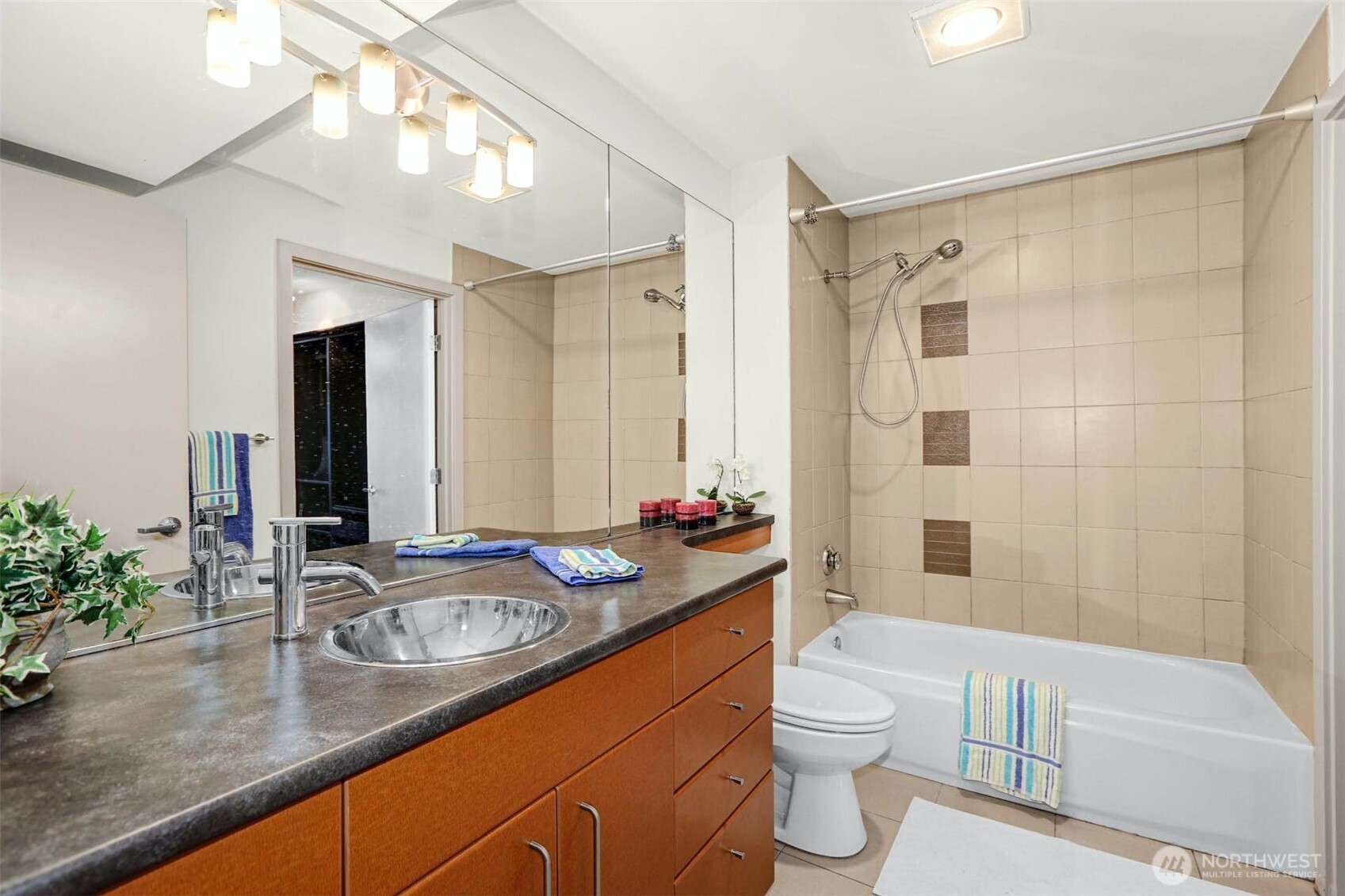 1550 Eastlake Avenue E Unit: 203