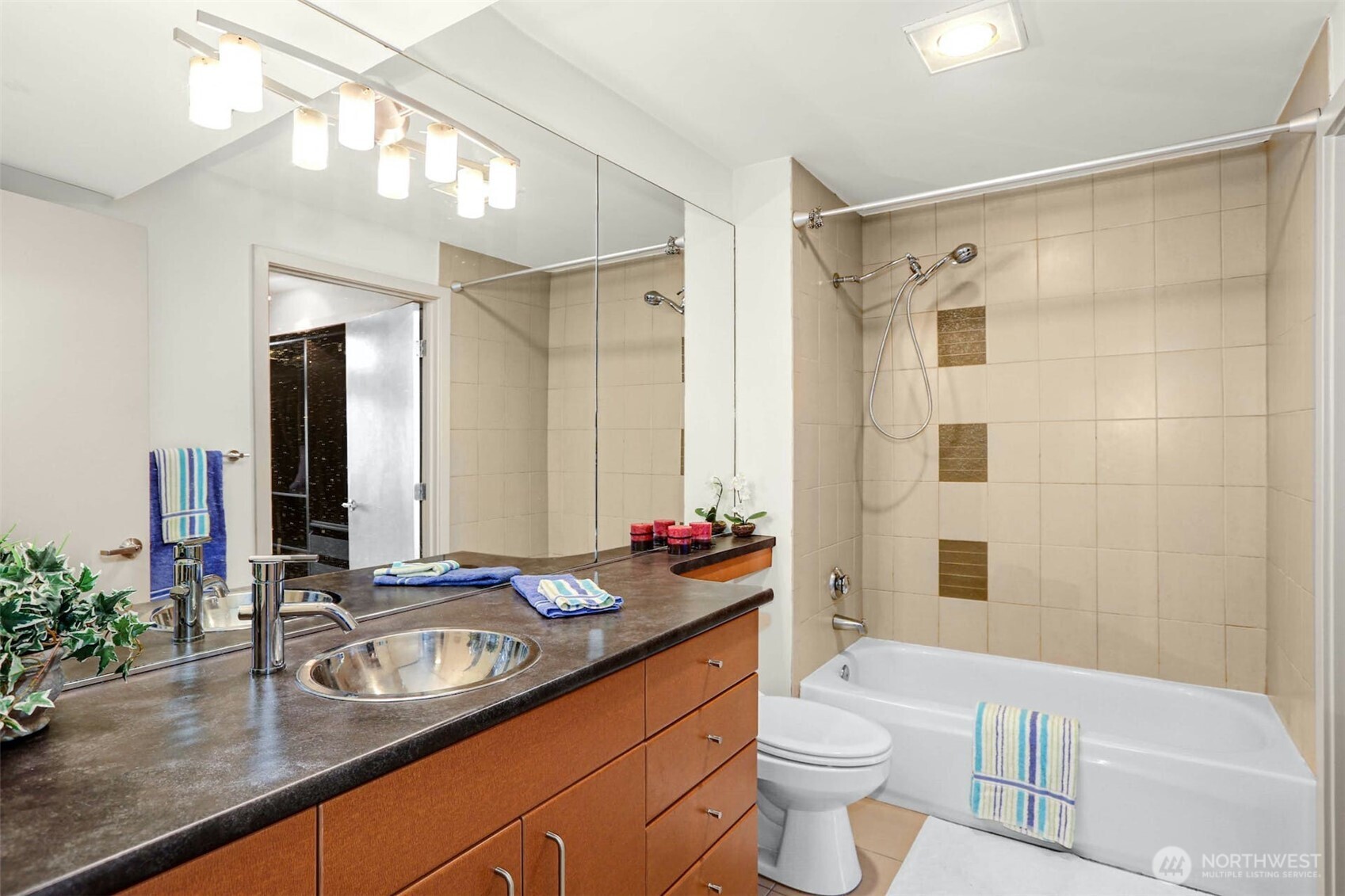 1550 Eastlake Avenue E Unit: 203