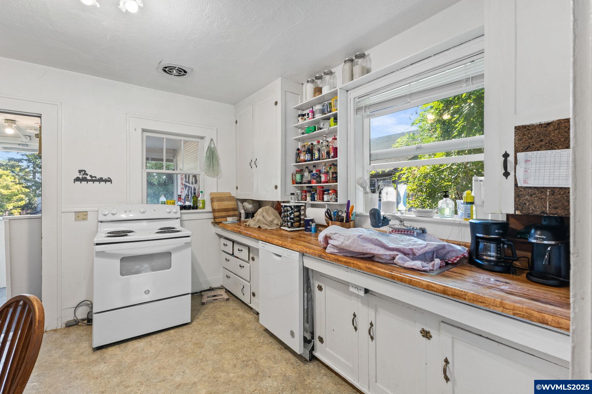 221 NW 21st St