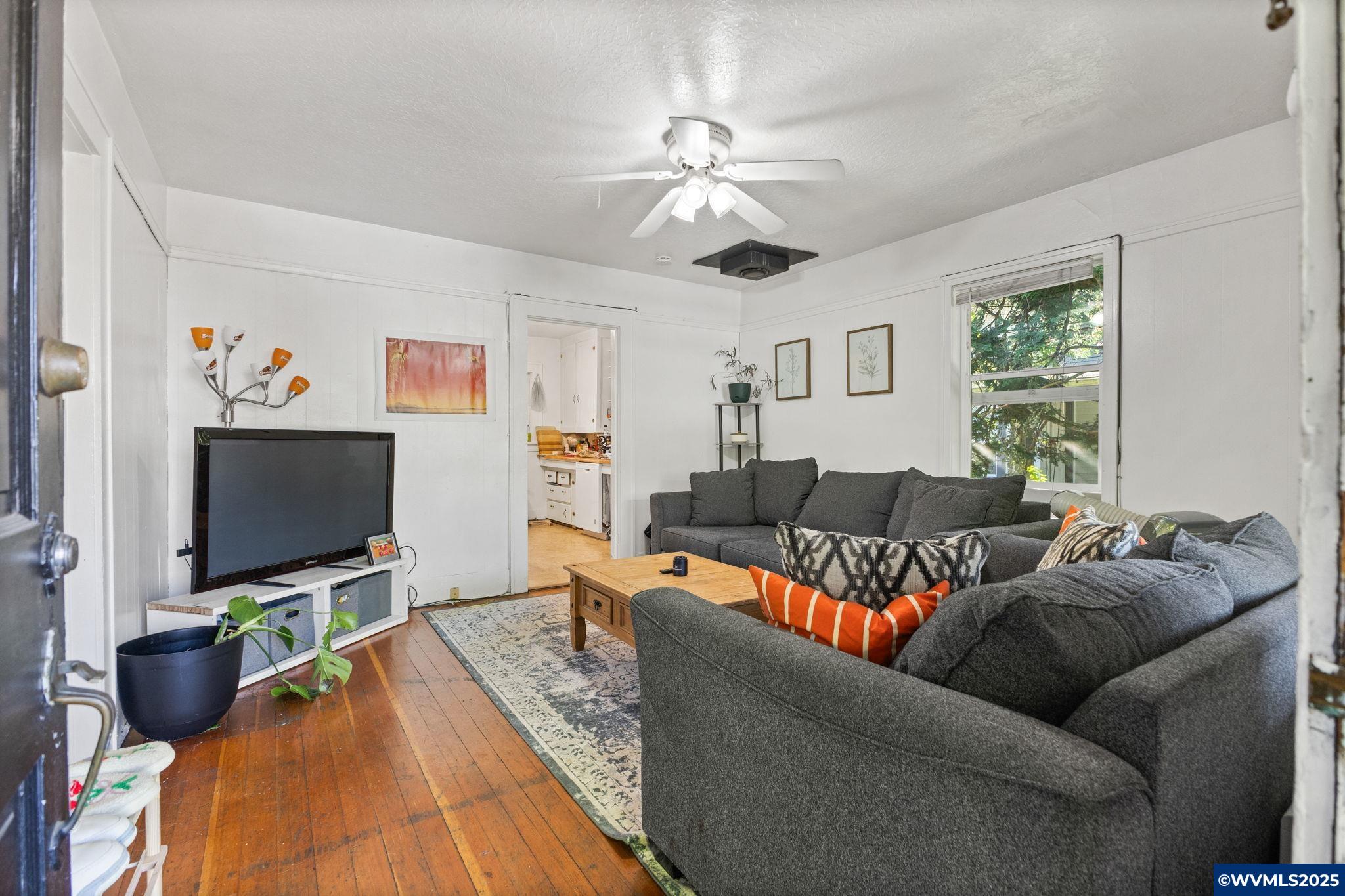 221 NW 21st St