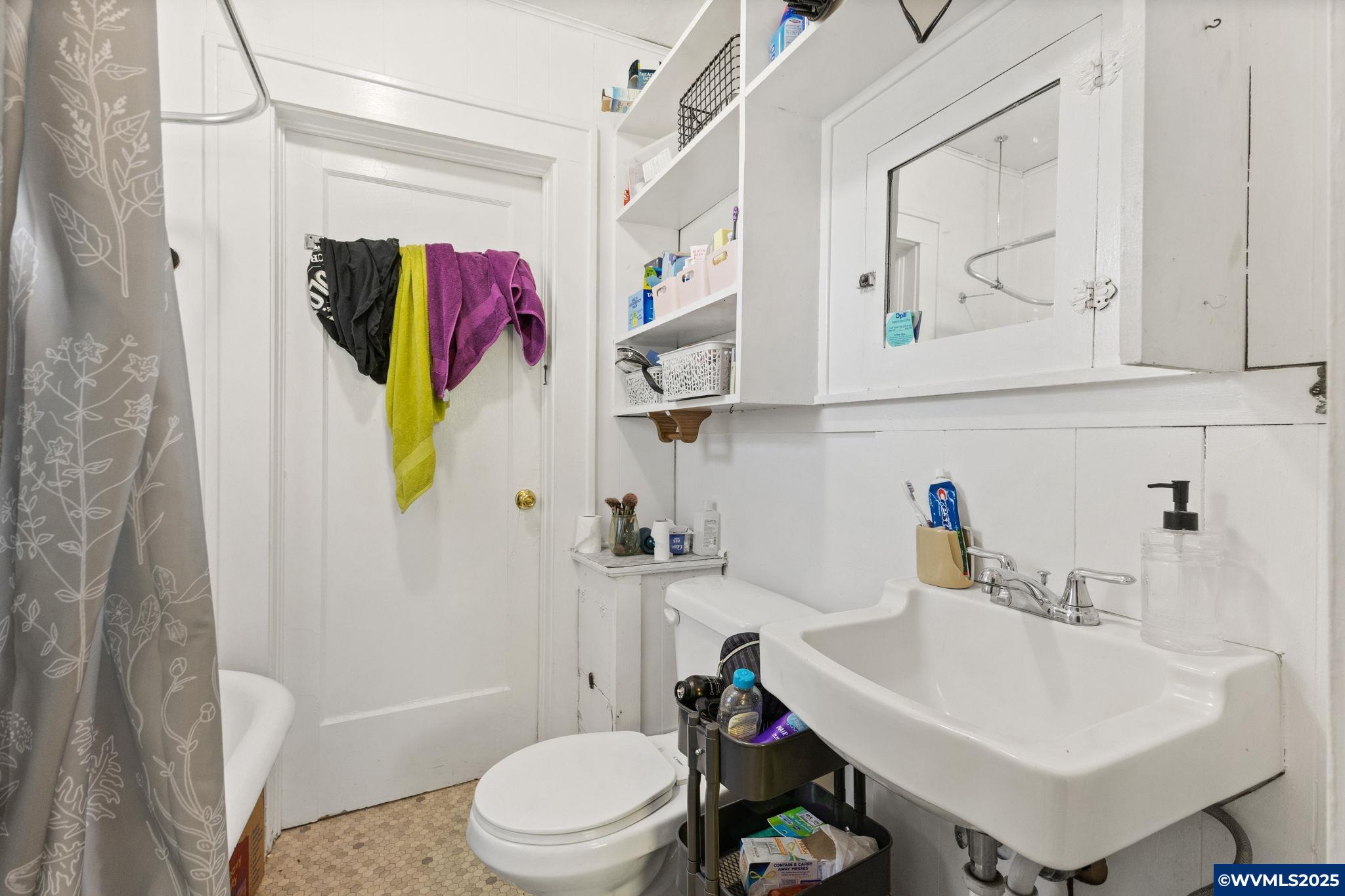 221 NW 21st St