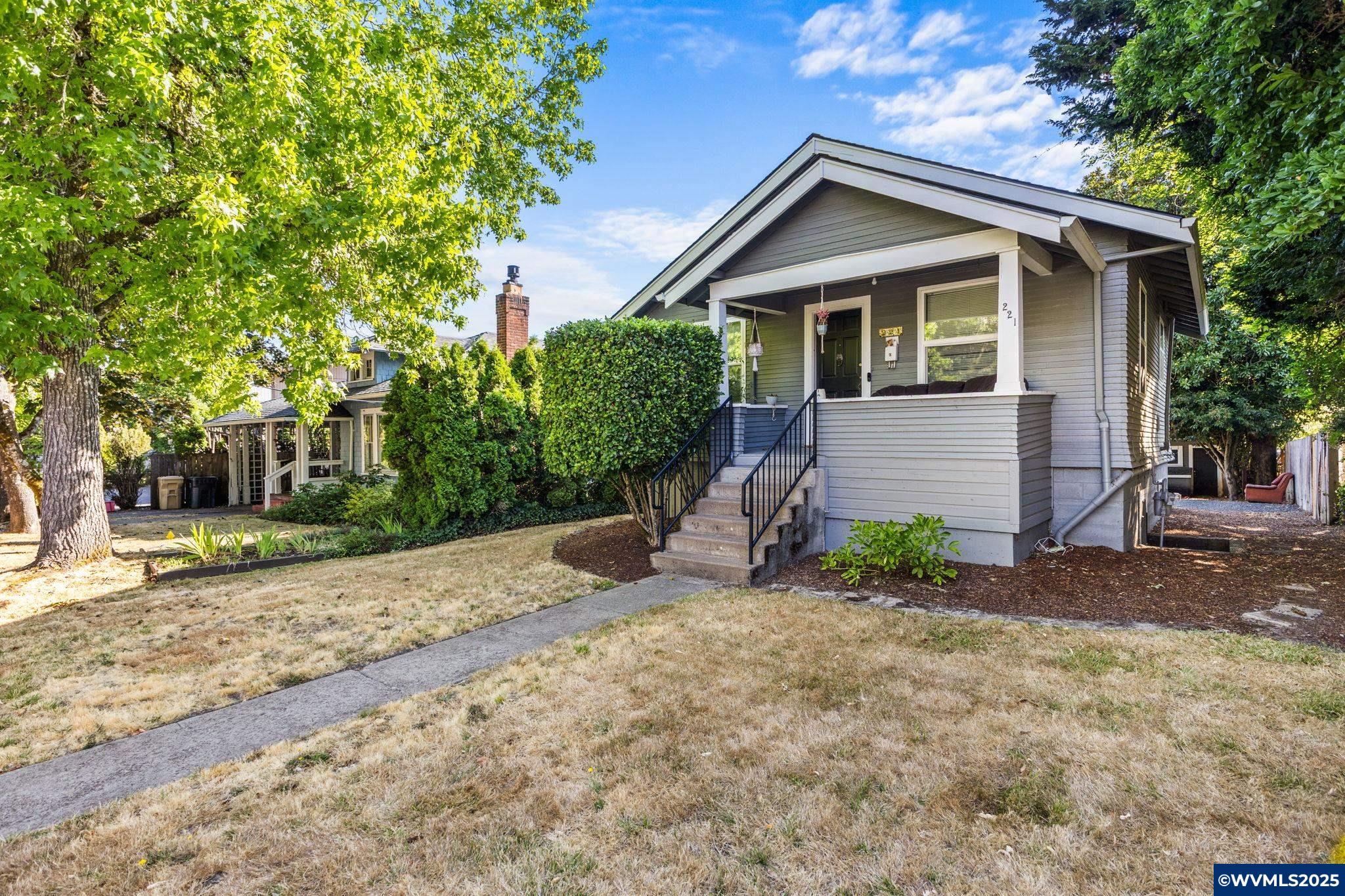 221 NW 21st St
