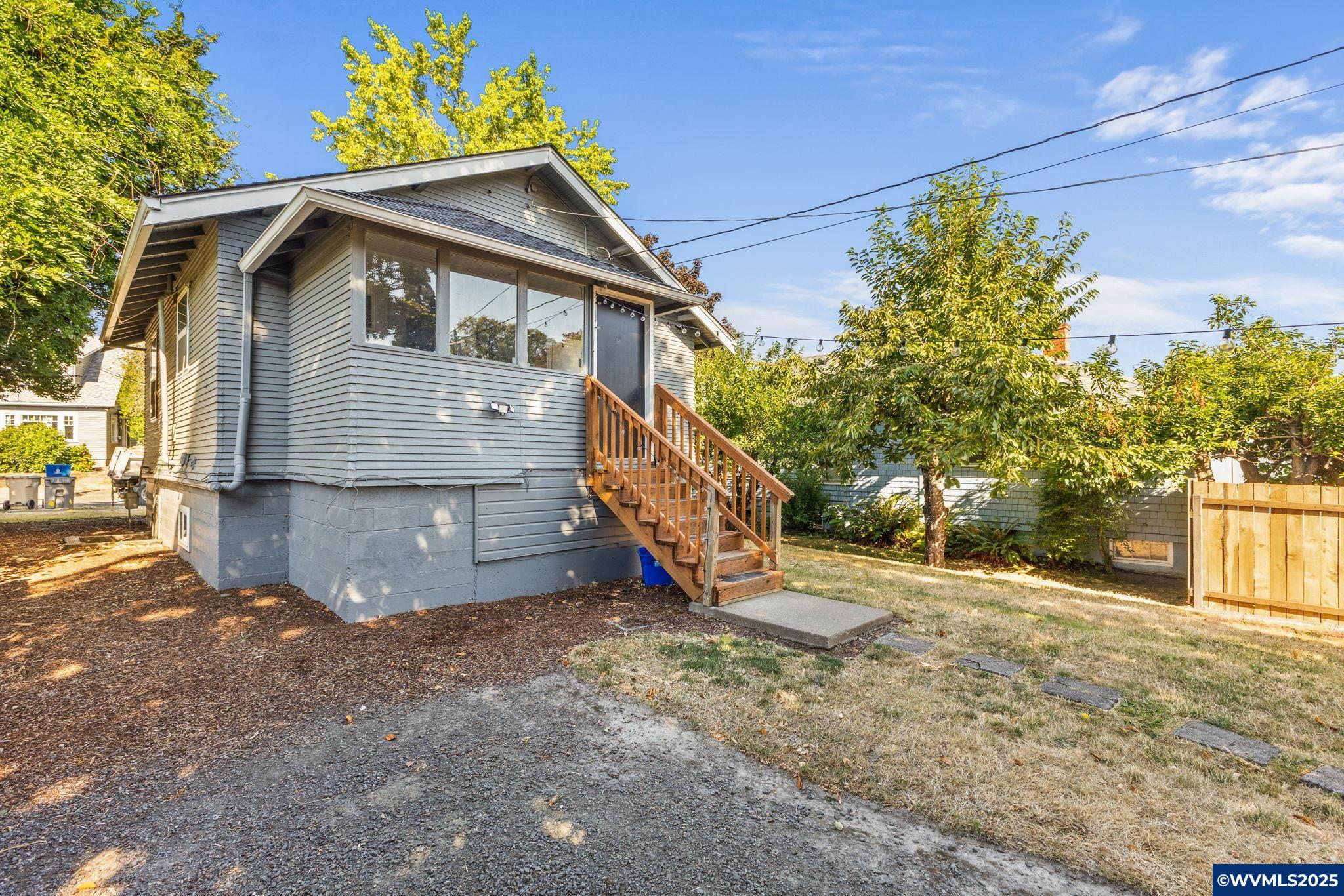 221 NW 21st St