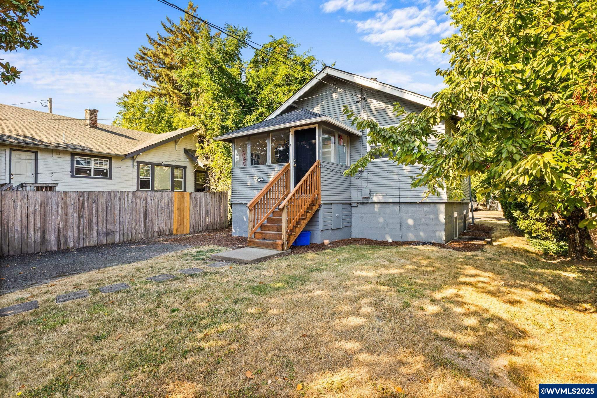 221 NW 21st St