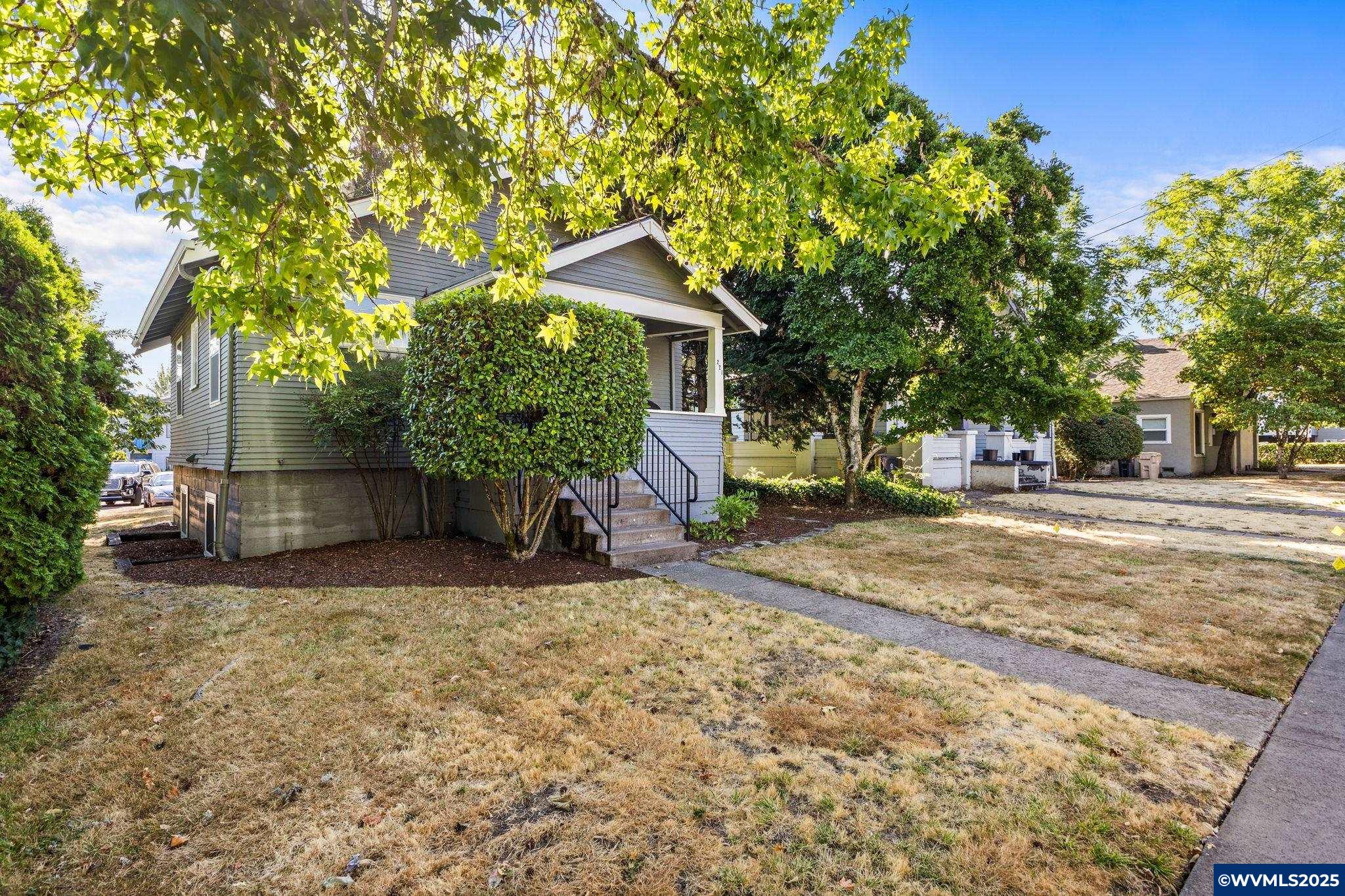 221 NW 21st St