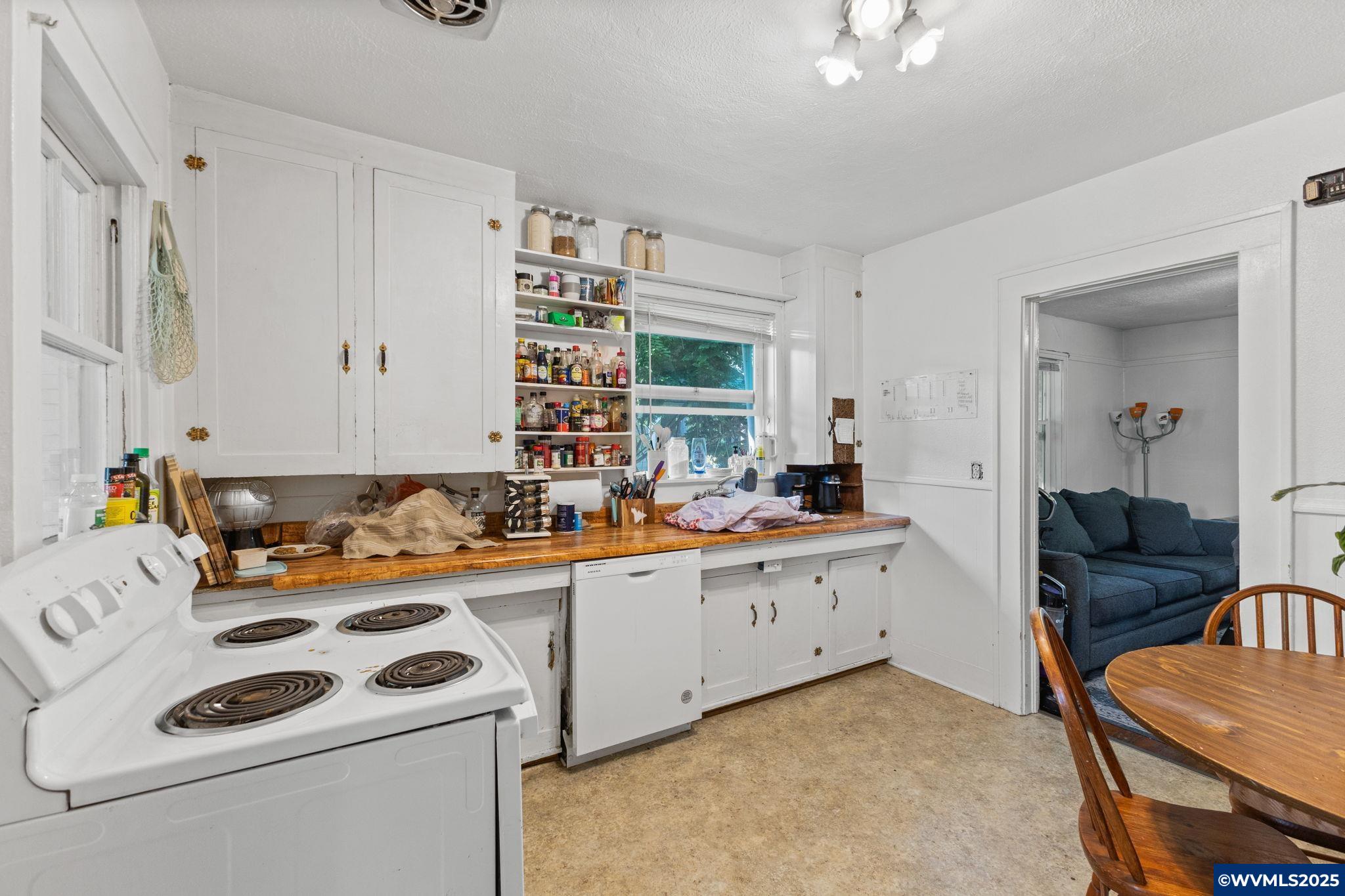221 NW 21st St