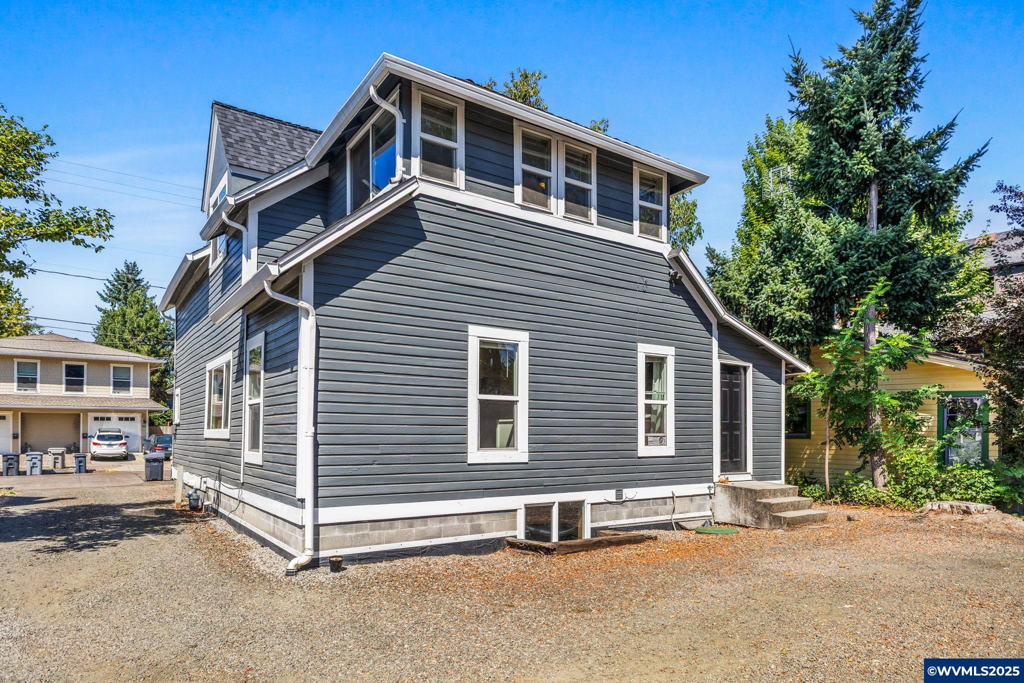 223 NW 15th St