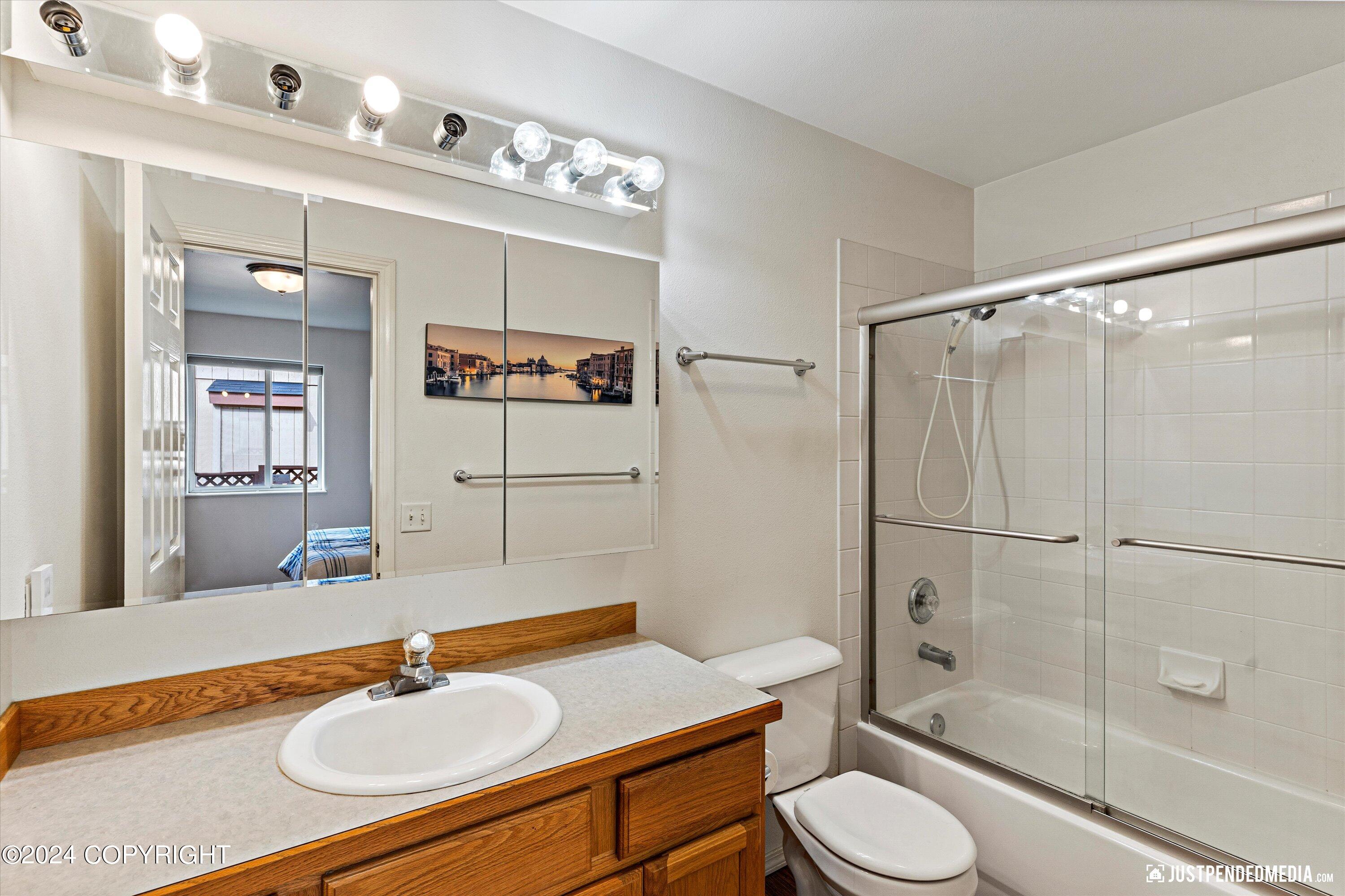 976 Shakespeare Circle