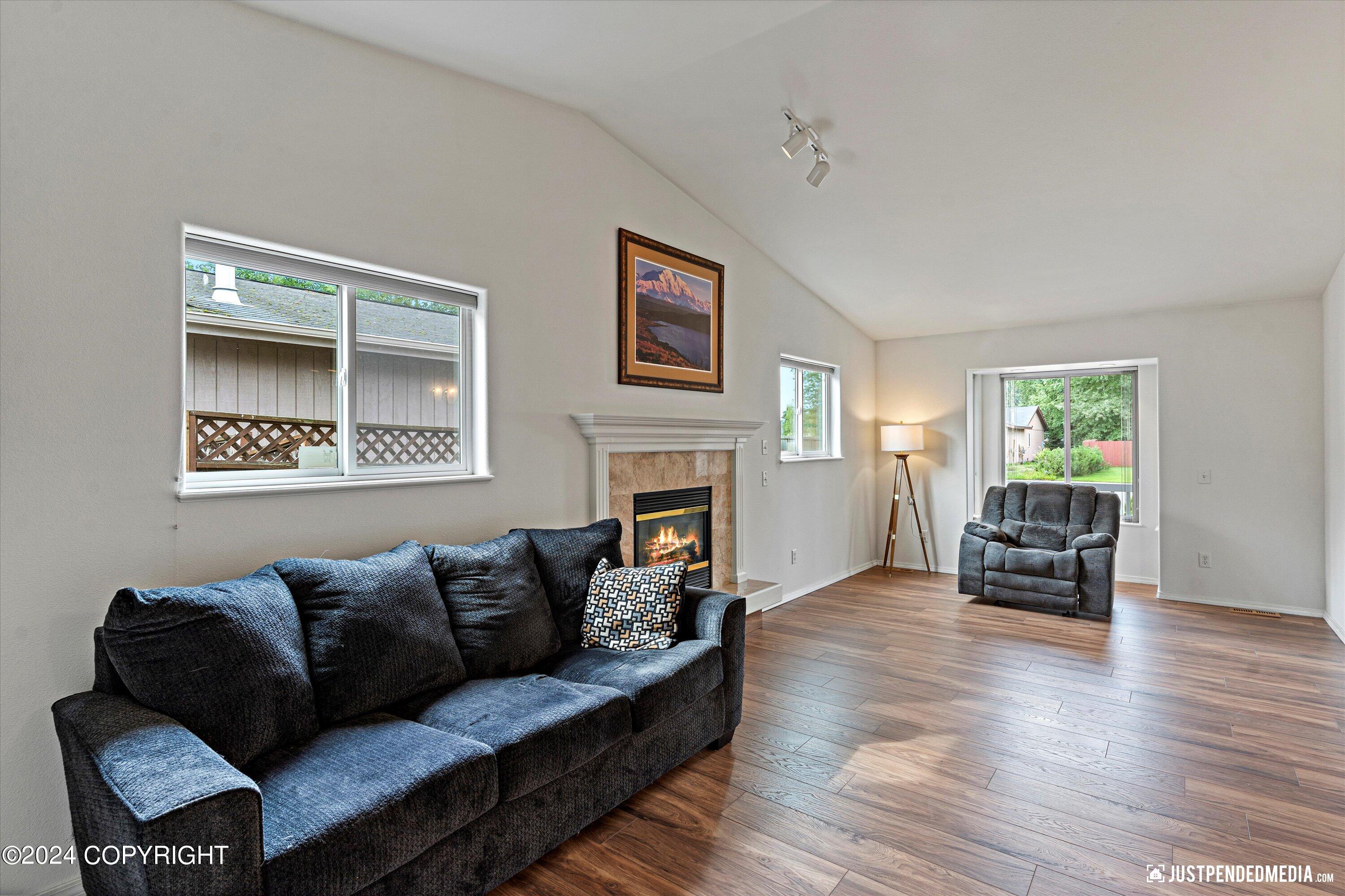 976 Shakespeare Circle