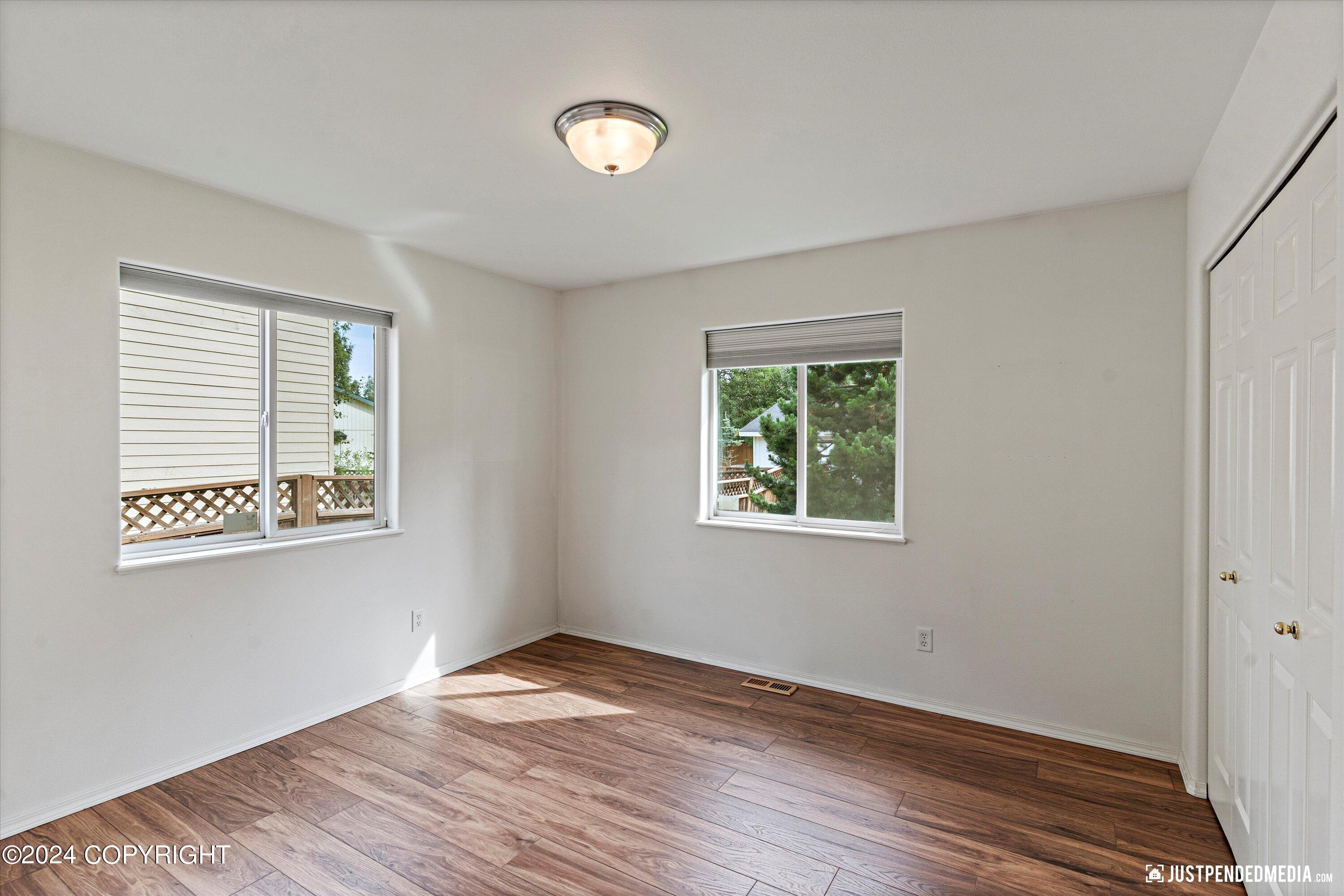 976 Shakespeare Circle