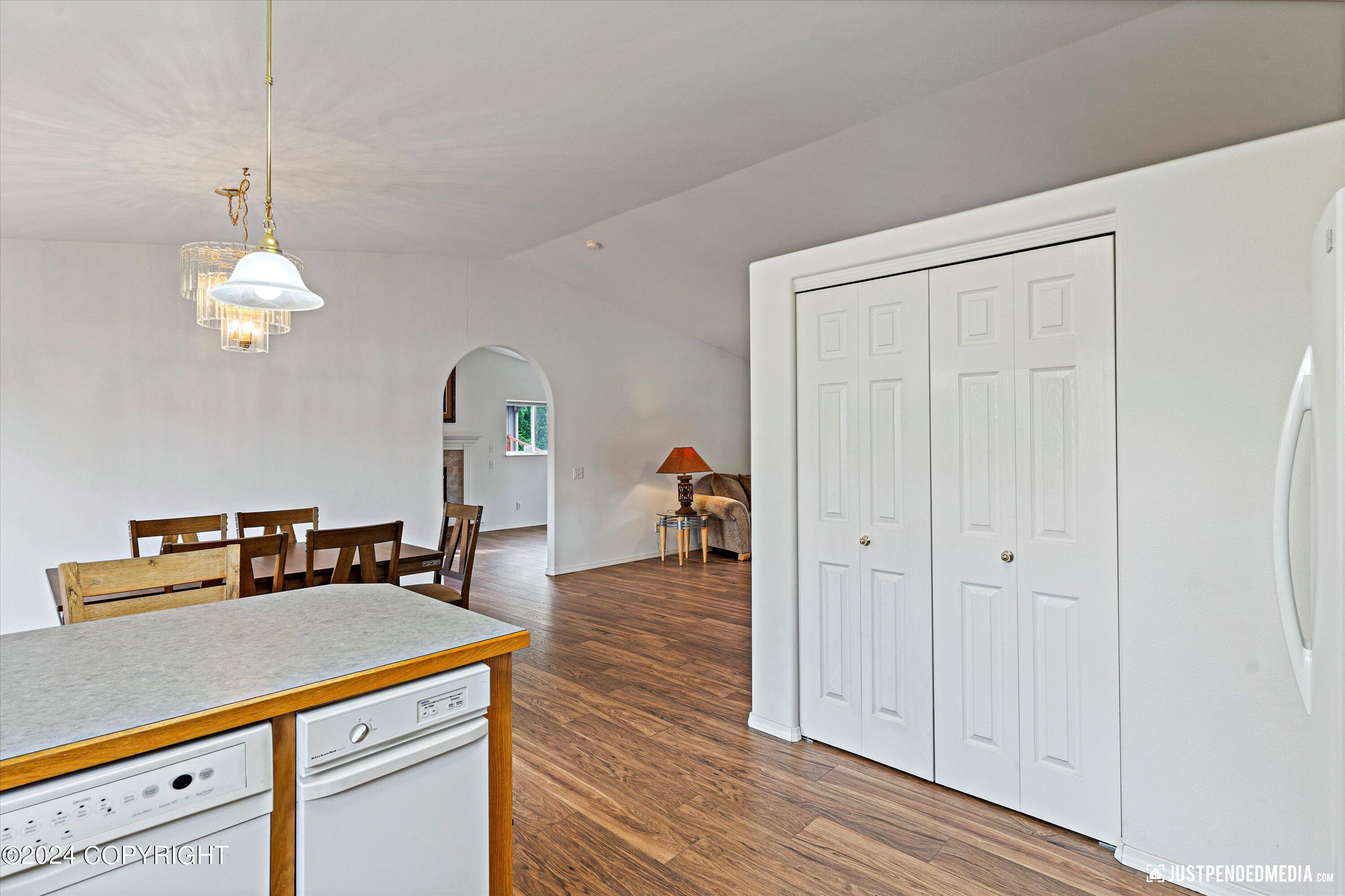 976 Shakespeare Circle