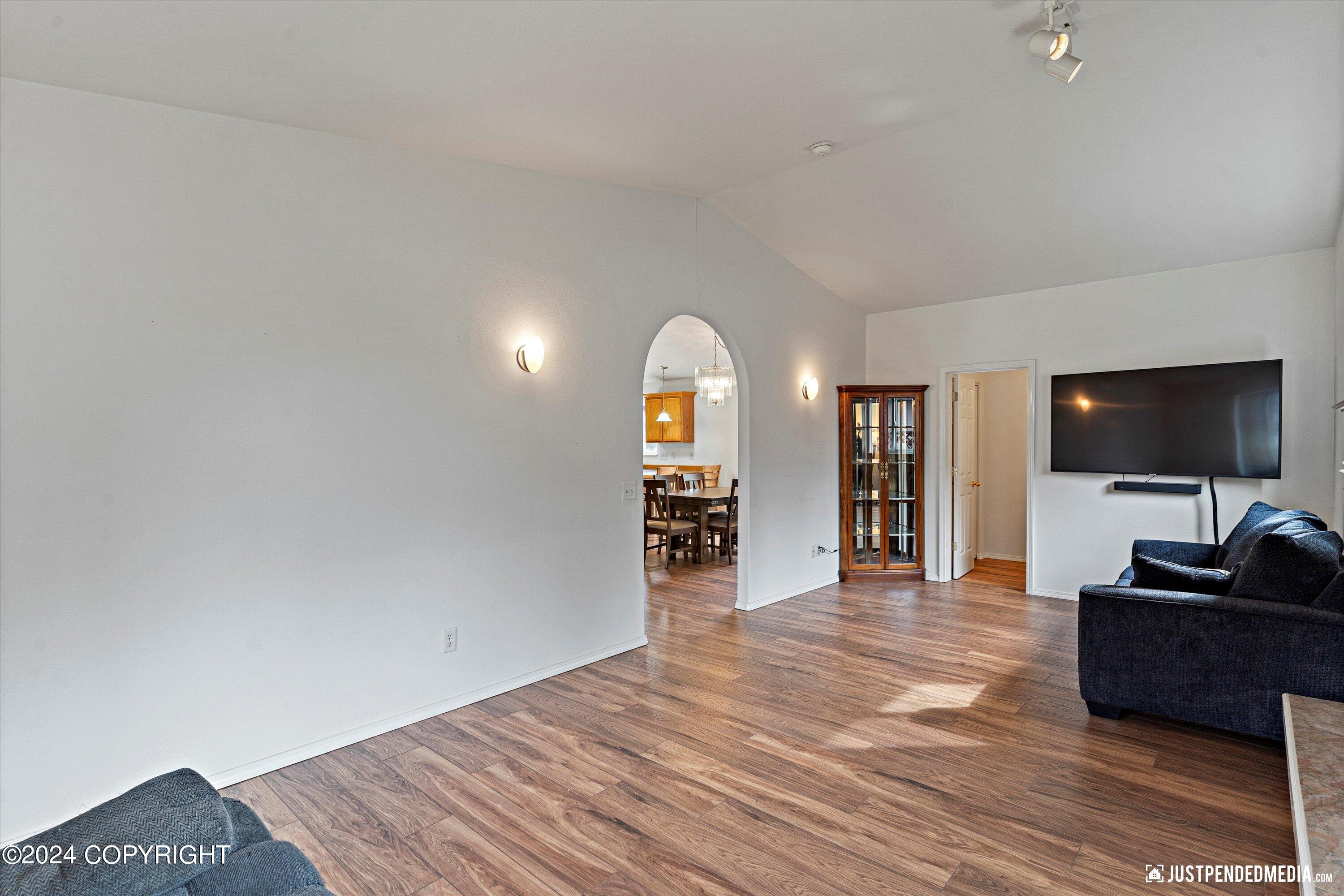 976 Shakespeare Circle